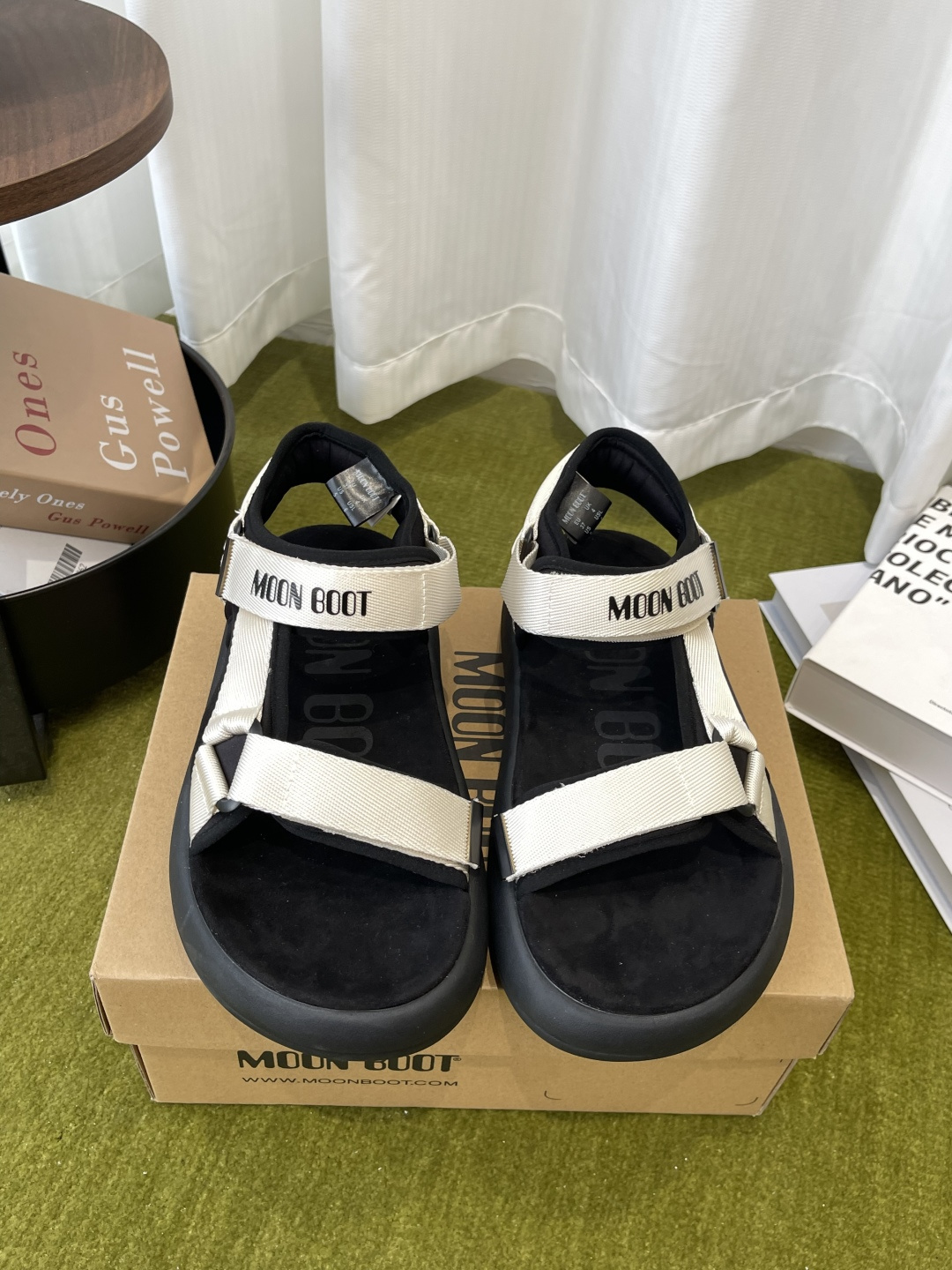 NO:819455,MOON BOOT 26ss new Velcro sandals. Who can resist this pair of dopamine sandals with their own atmosphere? The upper feet feel like stepping on clouds. They are so soft and comfortable. The iconic brand logo webbing has a sweet and cool feeling. The thick soles come with a heightening buff. They are super eye-catching when paired with hot girl skirts and jeans. They turn heads when you go out in the summer. Customized cashmere fabric/ribbon. Customized woven fabric on the inside. Customized cashmere on the feet.  Original molded TPU foam bottom, size 35-40 (customized for 40), sandals, sandals, skirts, jeans19860909MOON BOOT 26ss新款魔术贴 凉鞋 谁能拒绝这双自带氛围感的多巴胺凉鞋啊 上脚像踩在云朵上 软乎乎巨舒服 标志性品牌logo织带 甜酷感直接拉满 厚底自带增高buff 搭配辣妹裙、牛仔裤都超亮眼 夏天出门回头率直接爆表 面料定制羊绒/织带 内里定制织布 垫脚定制羊绒 原版开模TPU发泡成型底 码数35-40（40定做）,凉鞋,sandals,skirts,jeans,Women's Shoes