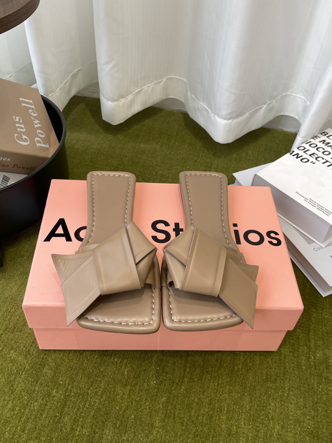 NO:819449,Acne Studios 26ss spring and summer minimalist style catwalk style, square toe bow, flat slippers, made of all sheepskin, needless to say comfort, silhouette, square toe, originality, simple design with bow embellishment, very good-looking on the feet, imported mixed sheepskin upper, sheepskin lining, Italian genuine leather outsole, code number: 35-40 (customized in 40), slippers, acne  studios,dior,slippers,sheepskin,Leather soles19860909Acne Studios 26ss春夏极简风走秀款 方头蝴蝶结 平底拖鞋 全羊皮制作 舒适度不用说 廓形 方头 独具匠心 简约的设计加上蝴蝶结的点缀 上脚非常好看 鞋面进口混种羊皮 内里垫脚羊皮 意大利真皮大底 码数: 35-40（40定做）,拖鞋,acne studios,dior,slippers,sheepskin,Leather soles,Women's Shoes