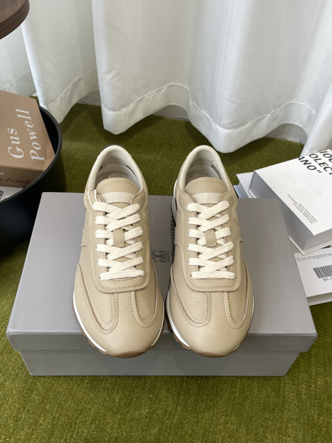 NO:819442,Brunello Cucinelli 26ss spring and summer latest retro Forrest Gump shoes, sports shoes, couple models, BC brand, the king of cashmere, specializes in Italian minimalism, low-key luxury old money style design, with top leather and handcrafts as the core, is a representative brand of high-end casual wear, classic retro Forrest Gump shoes, Dexun shoes fusion version, slender and elegant lines, using pebbled first-layer cowhide/tumbled calfskin, some models are spliced with suede, delicate and soft texture  Simple solid color design, no unnecessary decoration, perfect fit for the low-key luxury of old money style, original open molded outsole, size 35-40 for women, 39-45 for men (40 for women, 45 for men, customized), casual shoes/sports shoes, brunello cucinelli, sneakers, cowhide, chamois leather19860909Brunello Cucinelli 26ss春夏最新 复古阿甘鞋 运动鞋 情侣款 BC品牌 山羊绒之王 主打意式极简 低调奢华的老钱风设计 以顶级皮革 手工工艺为核心 是高端休闲穿搭的代表品牌 经典复古阿甘鞋 德训鞋融合版型 线条修长秀气 采用荔枝纹头层牛皮/摔纹小牛皮 部分款拼接麂皮 质感细腻柔软 简约纯色设计 无多余装饰 完美契合老钱风的低调奢华 原版开模大底 码数女35-40 男39-45（女40男45定做）,休闲鞋/运动鞋,brunello cucinelli,sneakers,cowhide,chamois leather,Women's Shoes
