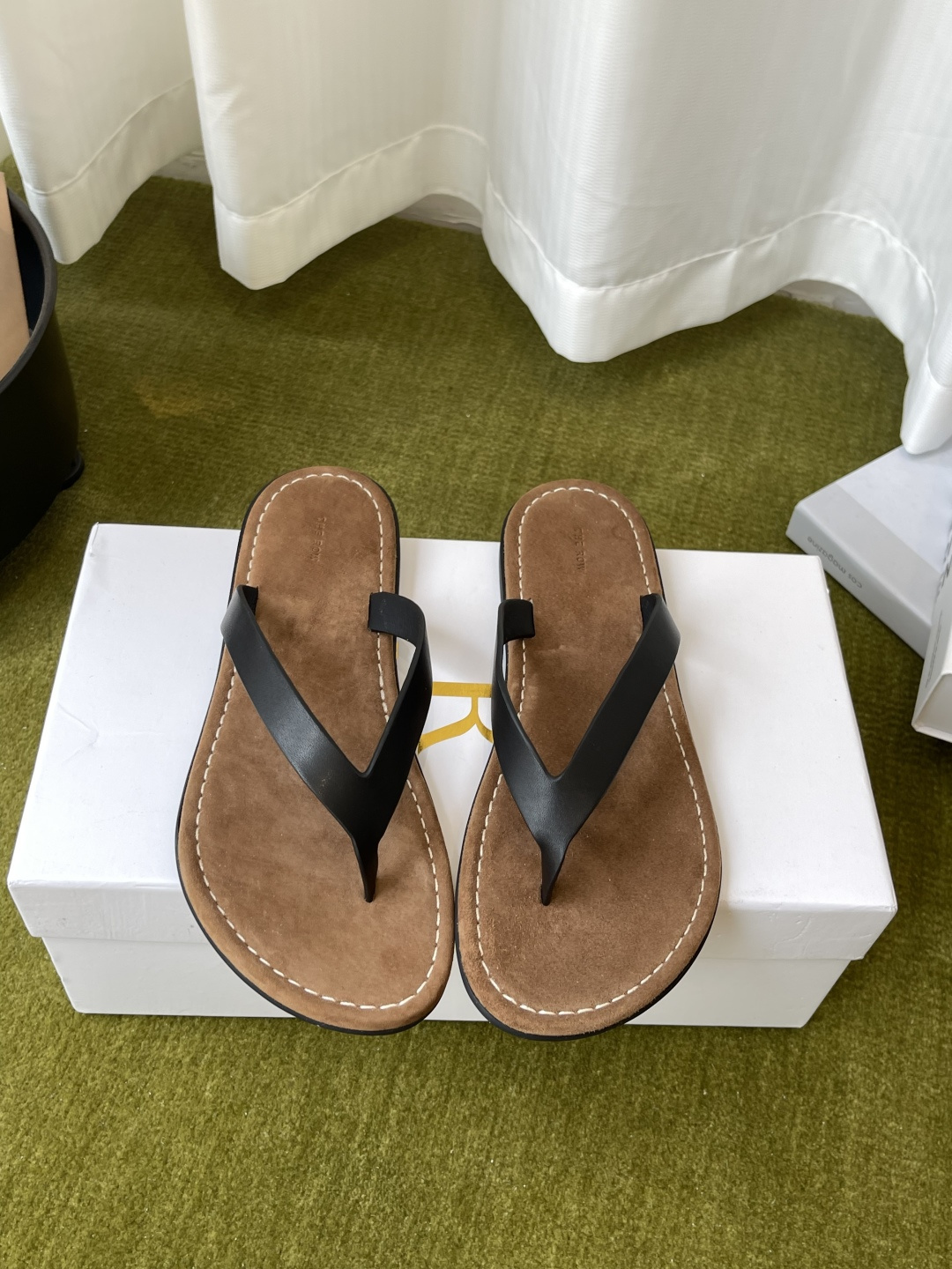NO:870691,The Row's minimalist old-money style flat flip-flops. The ultimate minimalist aesthetic completely abandons fancy decorations. It only uses a delicate leather strap + light khaki suede/cowhide footbed. The clean lines have a high-end sense of relaxation. It perfectly fits The Row's consistent 'logo-free luxury' concept.  Equipped with non-slip and wear-resistant rubber flat soles, it can be used for daily shopping and beach vacations. Size 35-40 (customized for 40), split-toe shoes, cowhide, chamois leather19860909The Row 极简老钱风平底人字拖  极致极简美学完全抛弃了花哨的装饰 只用一条细腻的皮革带+浅卡其色麂皮/牛皮鞋床 干净利落的线条 自带高级松弛感 完美契合The Row一贯的“无logo奢华”理念鞋床大多采用翻毛麂皮脚感软糯亲肤 长时间穿也不会磨脚 夹趾带做了软化处理 搭配防滑耐磨的橡胶平底 日常逛街 海边度假都能hold住 码数35-40（40定做）,分趾鞋,cowhide,chamois leather,Women's Shoes