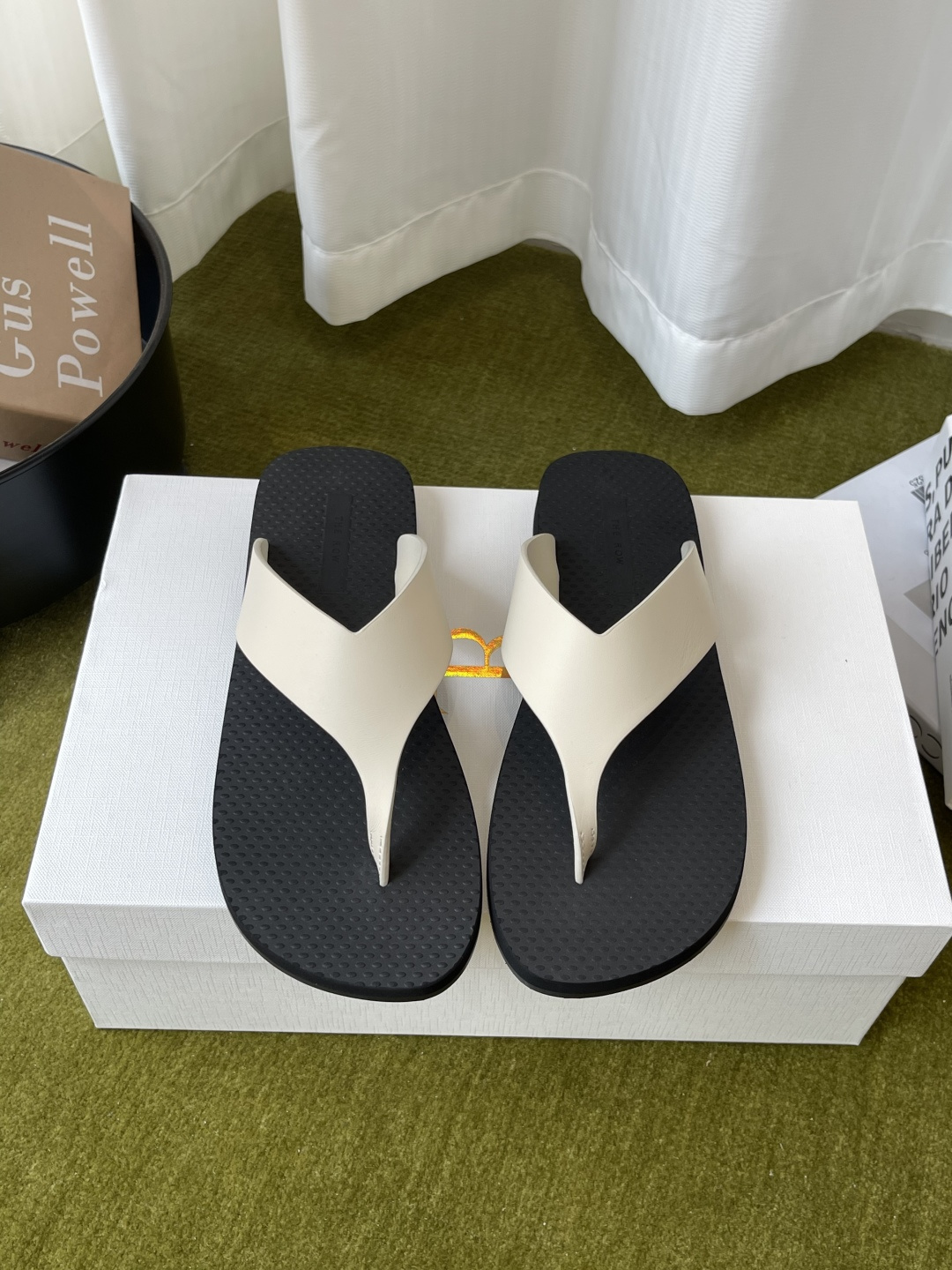 NO:870701,The row niche trendy brand 26ss spring and summer new minimalist flip-flops. This pair of flip-flops is designed with high contrast and contrasting colors. Classic black and pure white collide to create fashionable tension. The minimalist flip-flops are matched with contrasting color strips. There is no unnecessary accumulation, but it has its own eye-catching aura. Whether it is for daily outings or vacation check-ins, it can easily become the finishing touch of the style, making every step at the forefront of the trend. The fabric is made of original imported calfskin and the original customized foam rubber outsole.  Size 35-40 (40 is custom-made and non-refundable), split-toe shoes, cowhide19860909The row 小众潮牌 26ss春夏新款 极简人字拖 这双人字拖以高对比撞色为设计亮点 将经典黑与纯净白碰撞出时髦张力 极简夹脚版型搭配撞色带面 不做多余堆砌 却自带吸睛气场 无论是日常出街还是度假打卡 都能轻松成为造型的点睛之笔 让每一步都走在潮流前沿 面料采用原版进口小牛皮 原版定制发泡橡胶大底 码数35-40（40定做不退换）,分趾鞋,cowhide,Women's Shoes