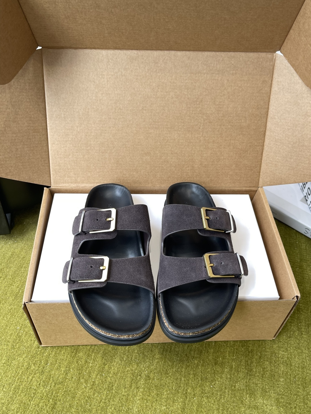 NO:870672,The Row TR 26ss double-strap gold buckle simple slippers made in Guangzhou. Minimalist and relaxed, daily high-end and casual style are integrated into the shoes. Every step reveals unintentional laziness. The double-strap design bids farewell to unnecessary burdens. The low-key brand logo quietly shows the taste. The soft soles hide a full sense of comfort. Pair with casual shorts or floor-length wide-leg pants. It has a cool and relaxed minimalist high-end atmosphere. Suitable for people who prefer quiet texture and casual wear.  Basic model but comes with a high-end aura. Size 35-40 (40 customized), slippers, slippers, shorts19860909莞产代购级The Row TR 26ss双带金扣简约拖鞋 极简松弛日常高级与随性格调融入鞋履 每一步都透着毫不刻意的慵懒 双带设计告别多余累赘 低调品牌标识悄悄彰显品味 柔和鞋底里藏着满满的舒适感 配休闲短裤或是拖地阔腿裤 自带清冷松弛的极简高级氛围感 适合偏爱安静质感随性穿搭人群 基础款却自带高级气场 码数35-40（40定做）,拖鞋,slippers,shorts,Women's Shoes