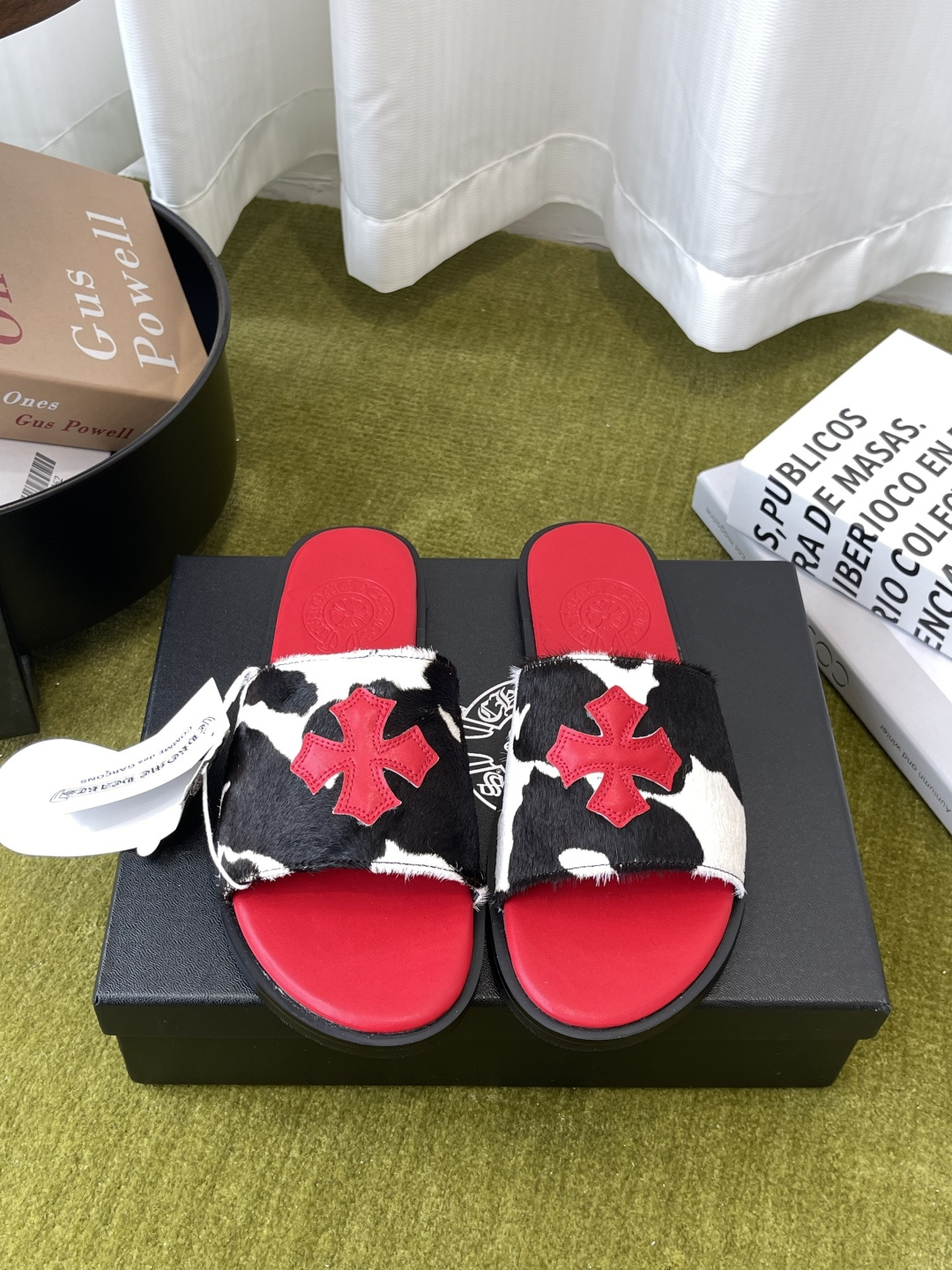 NO:870682,Comehearts 26ss spring and summer new style, couple style, flat slippers, the most popular lazy slippers this summer, Korean style trendy summer fashion half-slippers, high-end and classy, more suitable for lazy people, you can put it on with just one kick, no need to move your hands, convenient and fast, the upper is made of original imported cowhide/horse hair, the lining is sheepskin, the original custom-made non-slip rubber outsole, the size is 35-44 (women's size 40)  Men's size 45 (custom-made, non-refundable), slippers, chrome hearts, slippers, cowhide, sheepskin19860909Comehearts 克罗心 26ss春夏新款 情侣款 平底 拖鞋 今夏最流行的懒人拖鞋 韩版潮流夏季时尚半拖 高端大气上档次外 更适合懒人族们 一脚蹬就穿好了 都不用动下手 方便快捷 鞋面采用原版进口牛皮/马毛 内里垫脚羊皮 原版定制防滑橡胶大底 码数35-44（女码40 男码45定做不退换）,拖鞋,chrome hearts,slippers,cowhide,sheepskin,Women's Shoes