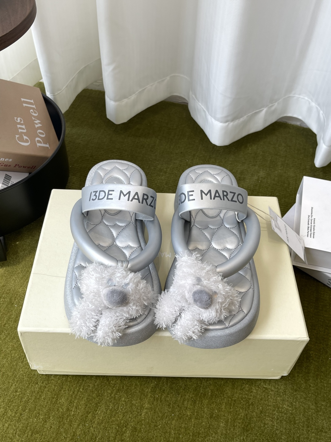 NO:870652,43DE MARZO The latest bear thick-soled flip-flops 13DE MARZO spring and summer new bear thick-soled flip-flops, silver gray EVA material, lightweight, non-slip and wear-resistant, brand logo on the upper, paired with a three-dimensional bear doll, super cute, thick-soled design makes the legs longer, comfortable to wear, suitable for daily outings or on the beach, size 35-40 (customized in 40), split-toe shoes1986090943DE MARZO 最新款小熊厚底人字拖 13DE MARZO春夏新款小熊厚底人字拖,银灰色EVA材质 轻便防滑又耐磨 鞋面有品牌标识 搭配立体小熊玩偶 超可爱 厚底设计显腿长 穿着舒适 日常出街或沙滩都很适合 码数35-40（40定做）,分趾鞋,Women's Shoes