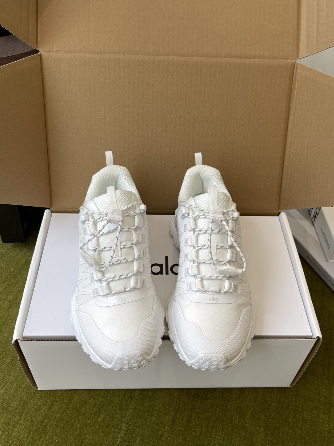 NO:871141,alo's latest spring and summer thick-soled casual sports and running yoga shoes for couples. This year's super popular brand. Many celebrities and Internet celebrities plant grass. The upper is super versatile and super comfortable. It is a thick-soled model but it is not heavy at all and is very light. It looks better with socks. It is also recommended by celebrities~the upper foot is taller and the legs are thinner. It is super suitable for small girls. The overall shoe is also a classic color-blocking and contrasting design with a delicate leather texture on the upper. The material is mesh with original molding process.  IP foam ultra-clear material bottom rubber anti-slip code number 35-45 (40 for women and 45 for men, custom-made and non-returnable), casual shoes/sports shoes, sneakers19860909alo 春夏最新款 厚底 休闲 运动跑步瑜伽鞋 情侣款 今年超火的品牌 好多明星网红种草 上脚超级百搭 而且超级舒适 是厚底款但是上脚一点都不沉非常轻便 套上袜套搭配更好看 而且还是明星同款推荐～上脚增高显腿细 超级适合小个子女生 鞋子整体也是经典的拼色撞色设计搭配鞋面细腻的真皮纹路肌理感 材质原版开模工艺网面 IP发泡超清料底片橡胶防滑 码数35-45（女40男45定做不退换）,休闲鞋/运动鞋,sneakers,Women's Shoes
