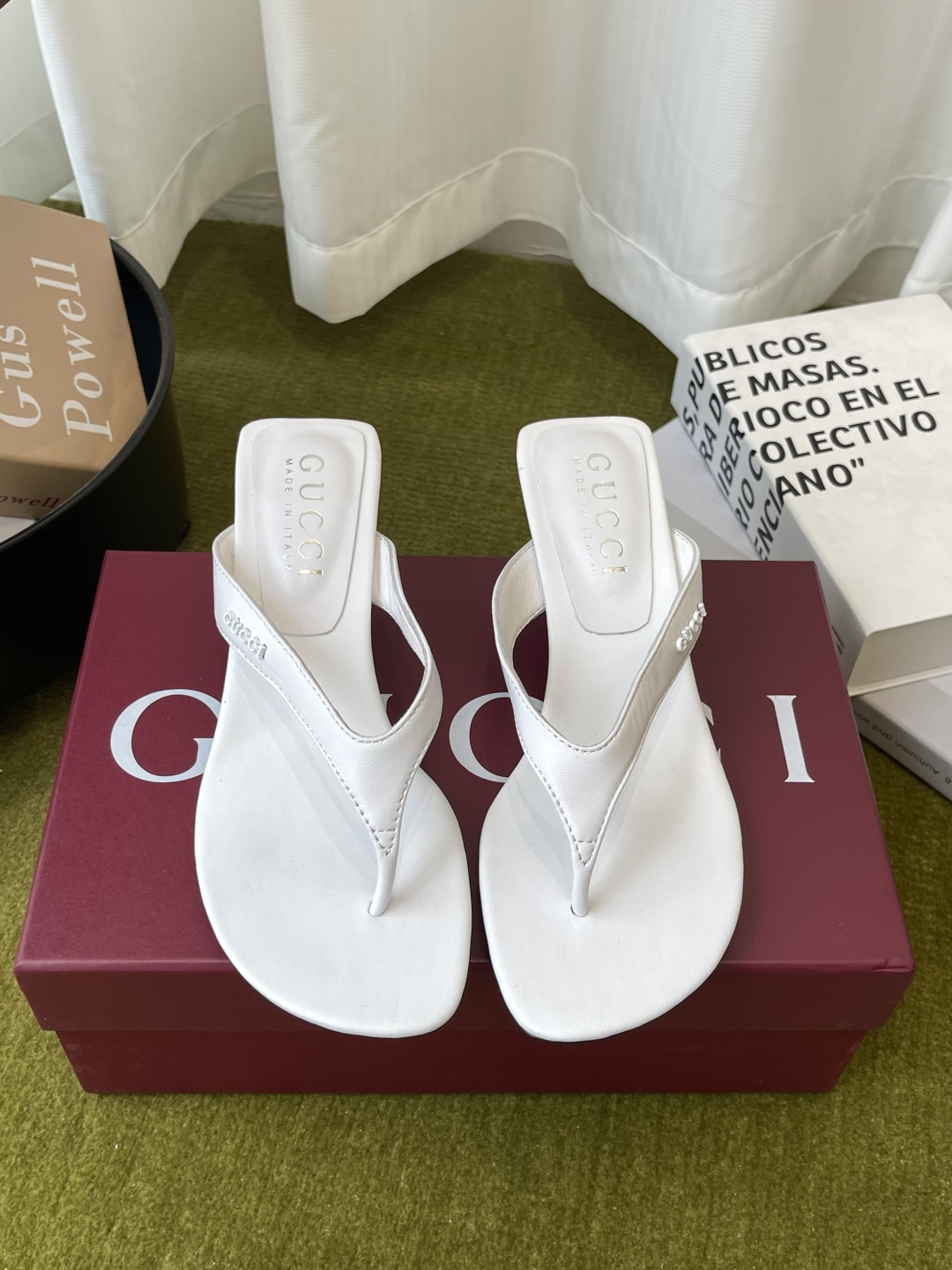NO:875569,Gucci's new flip-flop high-heeled sandals. The refreshed series echoes the style shown in recent series. It blends different eras through retro aesthetics and modern style. The original one-to-one developed and carefully modulated shoe last fabric adopts the original texture. Imported original board materials, with original board electric hardware buckles, are so delicate that they are impeccable. Sheepskin lining and foot pads. Italian leather outsole. 5.5cm heel height.  Size 35-43 (40.41.42.43 is customized and non-returnable), split-toe shoes, gucci, sheepskin, Leather soles19860909Gucci 新款 夹趾高跟凉拖 焕新系列呼应近期系列展现的格调 通过复古审美和现代风尚 将不同时代融会贯通 原版一比一开发精心调制的鞋楦面料采用原版质感.进口原板材料 配原板电渡五金扣 细腻到无可挑剔 羊皮内里和垫脚 意大利真皮大底 5.5cm跟高 码数35-43（40.41.42.43定做不退换）,分趾鞋,gucci,sheepskin,Leather soles,Women's Shoes