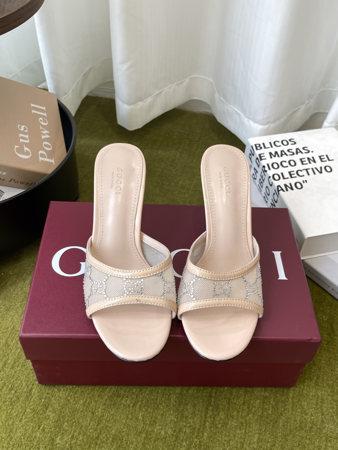 NO:875547,Gucci's new high-heeled sandals, a refreshed series that echoes the style shown in recent series, combine different eras through retro aesthetics and modern style. The original one-to-one developed and carefully modulated shoe last fabric adopts the original texture. Imported original board materials. Equipped with original board electric hardware buckles. Delicate and impeccable. Sheepskin lining and foot pads. Italian leather outsole. 8.5cm heel height.  Size 35-43 (40.41.42.43 customized, non-refundable), high heels and slippers, gucci, high heels, slippers, sheepskin, Leather soles19860909Gucci 新款 高跟凉拖  焕新系列呼应近期系列展现的格调 通过复古审美和现代风尚 将不同时代融会贯通 原版一比一开发精心调制的鞋楦面料采用原版质感.进口原板材料.配原板电渡五金扣 细腻到无可挑剔 羊皮内里和垫脚 意大利真皮大底 8.5cm跟高 码数35-43（40.41.42.43定做不退换）,高跟鞋拖鞋,gucci,high heels,slippers,sheepskin,Leather soles,Women's Shoes