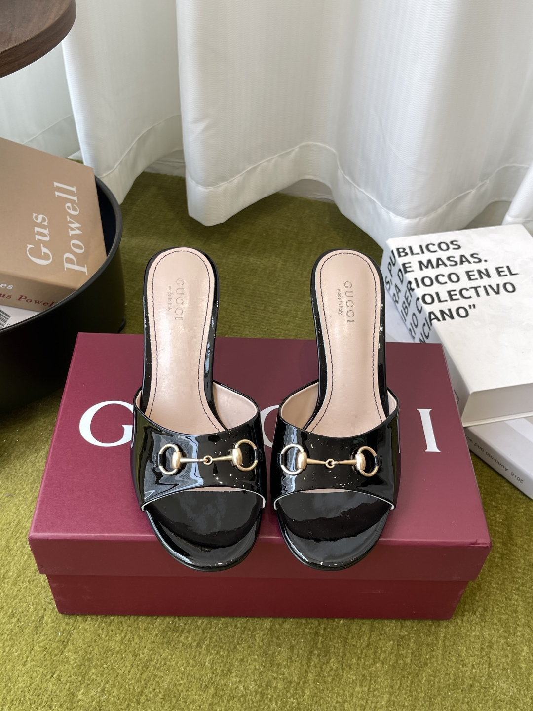 NO:875554,Gucci's new horsebit high-heeled sandals. The refreshed series echoes the style shown in recent series. It combines different eras through retro aesthetics and modern style. The original one-to-one development and carefully modulated shoe last fabric adopts the original texture. Imported original board materials. Equipped with original board electric hardware buckles. Delicate to impeccable. Sheepskin lining and foot pads. Italian genuine leather outsole. 8.5cm heel height.  Size 35-43 (40.41.42.43 customized, non-refundable), high heels and slippers, gucci, high heels, slippers, sheepskin, Leather soles19860909Gucci 新款 马衔扣 高跟凉拖  焕新系列呼应近期系列展现的格调 通过复古审美和现代风尚 将不同时代融会贯通 原版一比一开发精心调制的鞋楦面料采用原版质感.进口原板材料.配原板电渡五金扣 细腻到无可挑剔 羊皮内里和垫脚 意大利真皮大底 8.5cm跟高 码数35-43（40.41.42.43定做不退换）,高跟鞋拖鞋,gucci,high heels,slippers,sheepskin,Leather soles,Women's Shoes