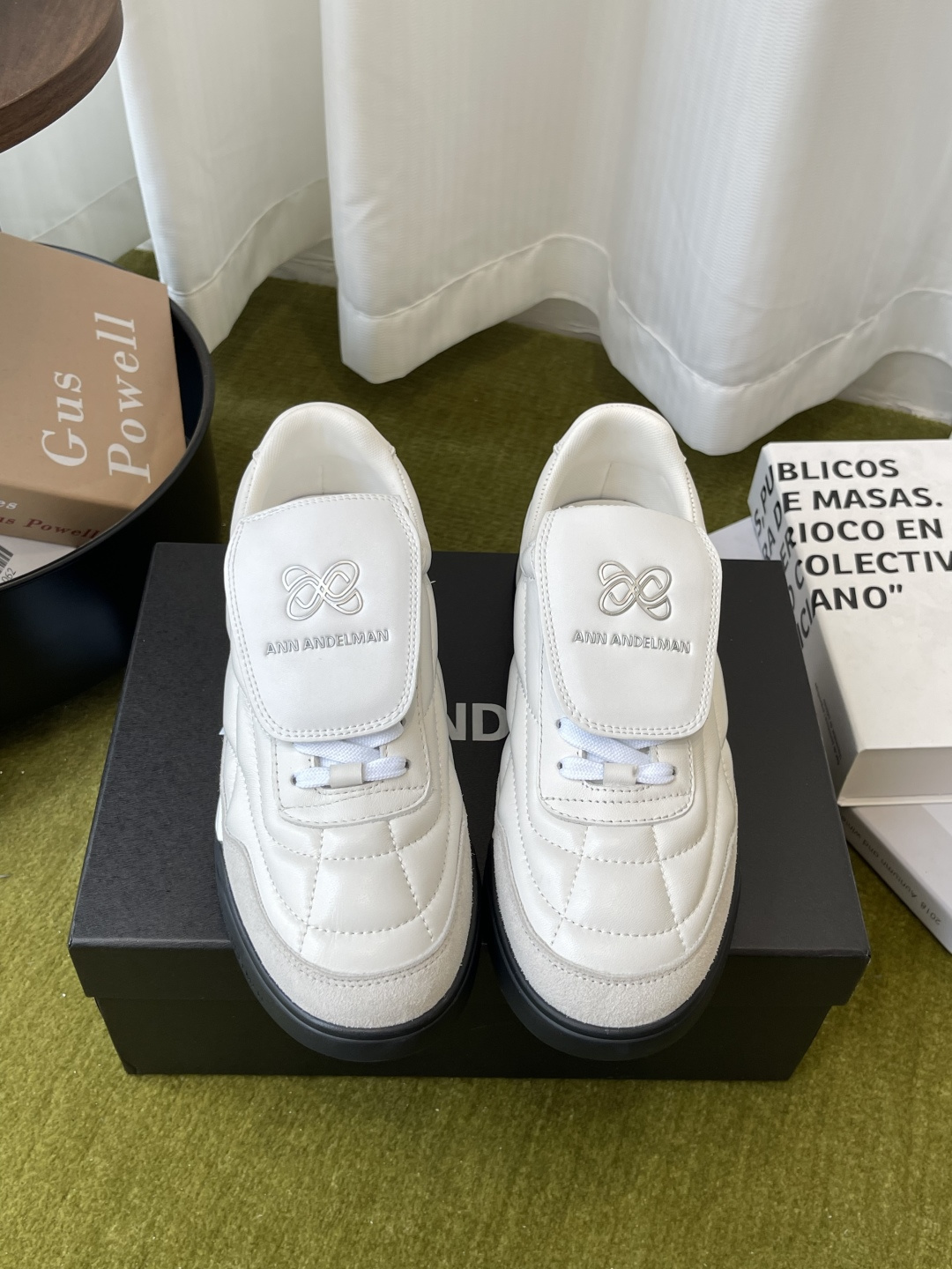 NO:875533,ANN ANDELMAN 2026 spring and summer latest model rhombus German training shoes ANN ANDELMAN is a domestic designer light luxury fashion brand. The flip-top tongue is embroidered with the brand's iconic double ring ∞ LOGO. The flip-lip tongue is the iconic design of the series. It can be folded and worn as one shoe. Black first-layer soft cowhide rhombus quilting technology. Imitation football shoe quilting texture. The leather is soft and skin-friendly. The side of the heel is spliced with white leather contrasting color. Original open-molded outsole.  Size 35-40 (40 customized), casual shoes/sports shoes, sneakers, cowhide19860909ANN ANDELMAN 2026春夏最新款 菱格 德训鞋 ANN ANDELMAN是国内设计师轻奢潮牌 鞋舌翻盖刺绣品牌标志性双环∞LOGO 翻盖鞋舌为该系列标志性设计 可翻折一鞋两穿 黑色头层软牛皮菱格衍缝工艺 仿足球鞋绗缝肌理 皮质软糯亲肤 后跟侧边拼接白色真皮撞色 原版开模大底 码数35-40（40定做）,休闲鞋/运动鞋,sneakers,cowhide,Women's Shoes