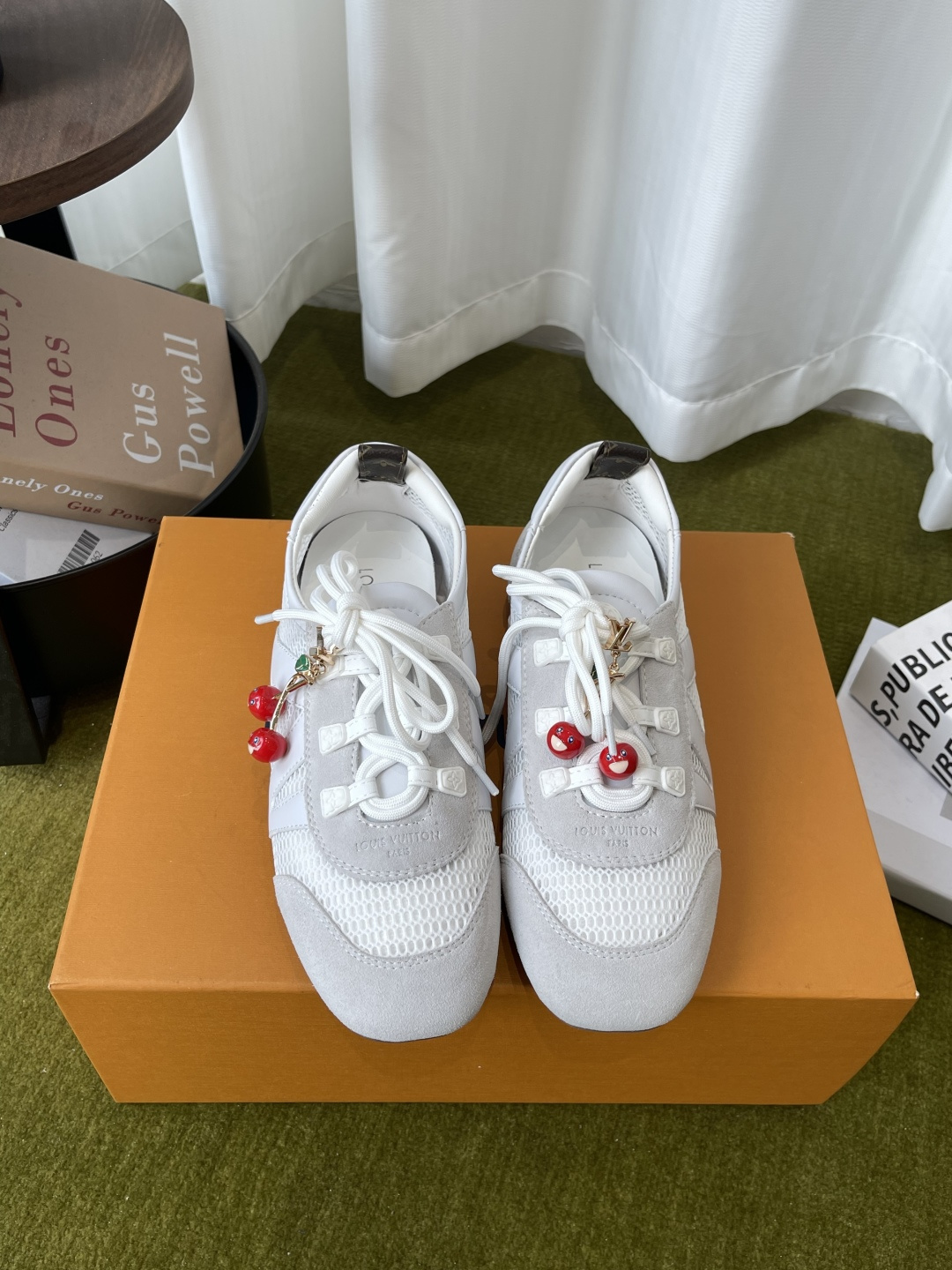 NO:875520,Louis Vuitton Louis Vuitton's latest mesh Sneakerina series ballet shoes, flat shoes, half-slippers, casual shoes (Accessories 60) LV Sneakerina ballet sneakers are made for summer, cleverly blending Monogram denim with tonal suede calfskin trimming. The double shoelaces are accompanied by colorful Monogram flower hangings, adding a playful interest. Vibrant LV letters and rubber Louis Vuitton logo are cleverly decorated on the side. The distinctive features of this trendy design are Monogram.  Denim fabric/cow leather/sheep leather laces Louis Vuitton elements Sacchetto process injection molding TPU outsole Size 35-41 (40 41 customized), casual shoes/sports shoes, louis vuitton, louis vuitton, louis vuitton, flats, sneakers, cowhide, sheepskin19860909Louis Vuitton 路易威登 最新款网面 Sneakerina系列芭蕾舞鞋 平底鞋 半拖 休闲鞋（配饰60） LV Sneakerina 芭蕾运动鞋为夏日打造,将 Monogram 丹宁布与同色调绒面牛皮革饰边巧妙相融 双鞋带伴以彩色 Monogram 花卉挂饰 平添俏皮意趣 侧面巧饰活力 LV 字母与橡胶路易威登标识 成就此潮流设计的鲜明特质  Monogram 丹宁织物/牛皮革/羊皮革鞋带 路易威登元素Sacchetto 工艺注塑 TPU外底 码数35-41（40 41 定做）,休闲鞋/运动鞋,louis vuitton,louis vuitton,louis vuitton,flats,sneakers,cowhide,sheepskin,Women's Shoes