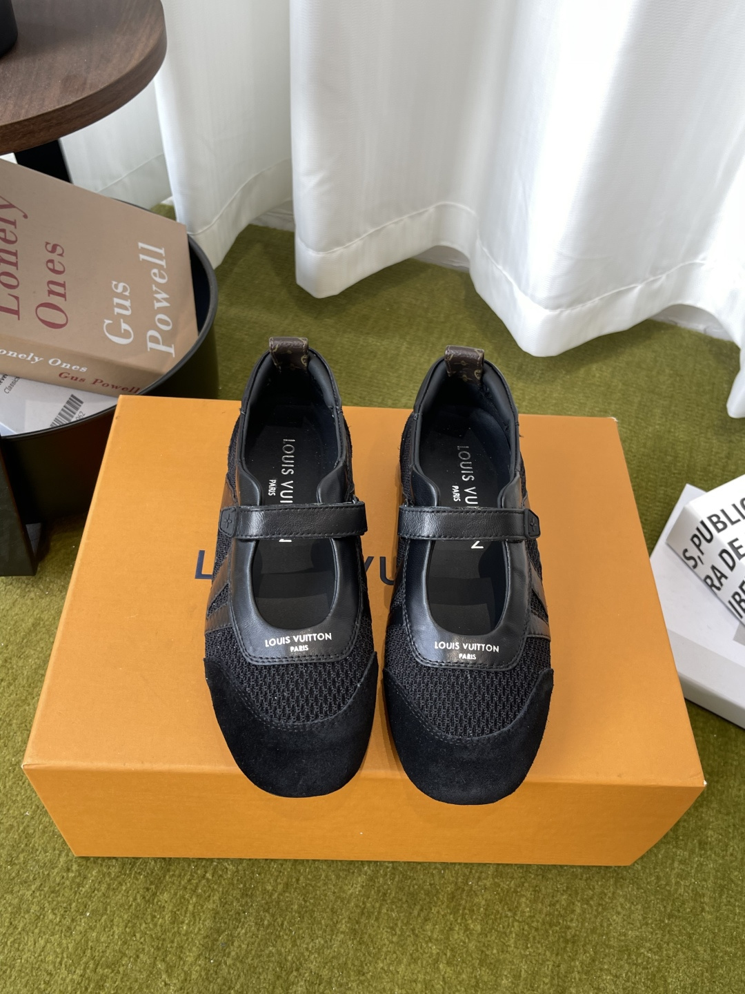 NO:875527,Louis Vuitton Louis Vuitton's latest mesh Sneakerina series ballet shoes, flats, half-slippers, casual shoes LV Sneakerina ballet sneakers are made for summer, cleverly blending Monogram denim with tonal suede calfskin trim. The double shoelaces are accompanied by colorful Monogram flower hangings, adding playful interest. Vibrant LV letters and rubber Louis Vuitton logo are cleverly decorated on the side. The distinctive features of this trendy design are Monogram.  Denim fabric/cow leather/sheep leather laces Louis Vuitton elements Sacchetto process injection molding TPU outsole Size 35-41 (40 41 customized), casual shoes/sports shoes, louis vuitton, louis vuitton, louis vuitton, flats, sneakers, cowhide, sheepskin19860909Louis Vuitton 路易威登 最新款网面 Sneakerina系列芭蕾舞鞋 平底鞋 半拖 休闲鞋 LV Sneakerina 芭蕾运动鞋为夏日打造,将 Monogram 丹宁布与同色调绒面牛皮革饰边巧妙相融 双鞋带伴以彩色 Monogram 花卉挂饰 平添俏皮意趣 侧面巧饰活力 LV 字母与橡胶路易威登标识 成就此潮流设计的鲜明特质  Monogram 丹宁织物/牛皮革/羊皮革鞋带 路易威登元素Sacchetto 工艺注塑 TPU外底 码数35-41（40 41 定做）,休闲鞋/运动鞋,louis vuitton,louis vuitton,louis vuitton,flats,sneakers,cowhide,sheepskin,Women's Shoes