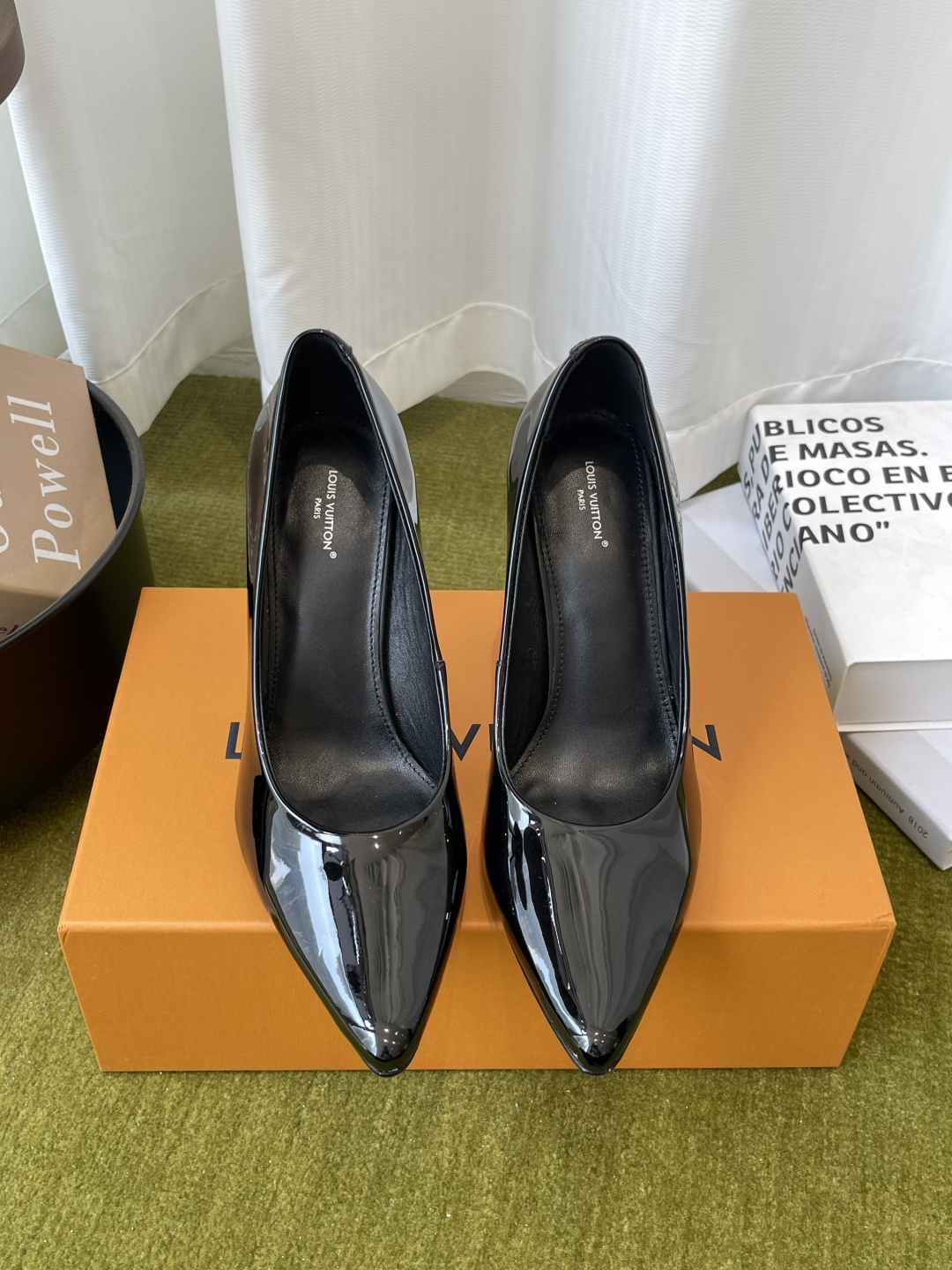 NO:875512,LV Louis Vuitton's new pointed-toe patent leather high-heeled shoes. The glossy patent leather has its own mirror highlights. The upper foot is cool and elegant. Selected glossy patent leather upper. Smooth pointed toe cut to extend the line of the foot. Soft waxy sheepskin lining is skin-friendly and breathable. It will not wear your feet for a long time. The Italian genuine leather outsole is solid and wear-resistant. 9.5cm gradient wood grain thick heel. Elevates the body shape while buffering the landing pressure. Taking into account both aura and walking comfort.  The neat, shallow-cut version reveals the exquisite instep, and the burgundy inner ankle color hides the details. It is suitable for suit skirts, velvet dresses, and slim trousers. It is suitable for dinner dates, workplace commuting, and easy to control the heroine's temperament. It is light and luxurious and feminine. The fabric is imported patent leather. Breathable sheepskin lining. Italian genuine leather sole. Size 35-41 (40 41 custom-made), high-heeled shoes, louis vuitton, louis vuitton, high  heels,skirts,business suit,cowhide,sheepskin,Leather soles19860909LV 路易威登 新款 尖头漆皮高跟鞋   亮面漆皮自带镜面高光 上脚冷艳显贵 精选亮面漆皮鞋面 流畅尖头剪裁延伸脚面线条 软糯羊皮内里亲肤透气 久穿不磨脚 意大利真皮大底扎实耐磨 9.5cm渐变木纹粗跟 拔高身形同时缓冲落地压力 兼顾气场与行走舒适度 利落浅口版型露出精致脚背 酒红内踝配色暗藏细节 搭配西装套裙 丝绒连衣裙 修身长裤都适配 晚宴约会 职场通勤轻松拿捏大女主气质 轻奢女人味直接拉满  面料进口漆皮牛皮 内里透气羊皮 意大利真皮底 码数35－41 (40 41定做),高跟鞋单鞋,louis vuitton,louis vuitton,high heels,skirts,business suit,cowhide,sheepskin,Leather soles,Women's Shoes