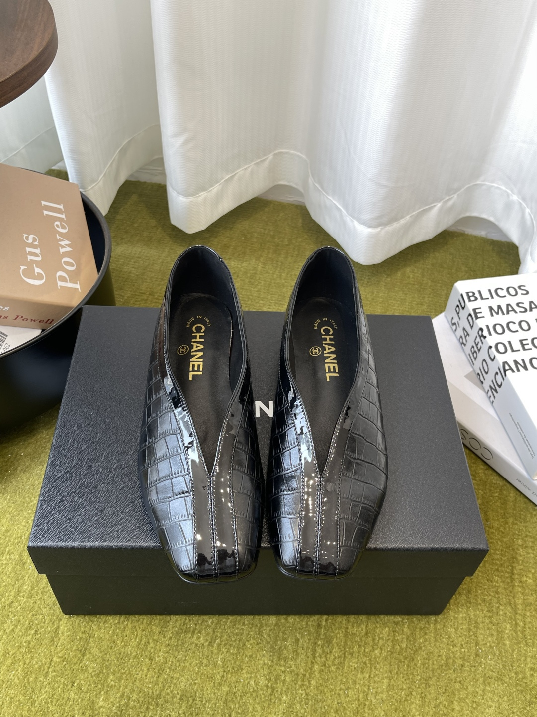 NO:875578,Chanel Chanel 2026 spring and summer new style catwalk style classic double color matching flat ballet shoes adopts a classic and elegant design style while incorporating fashion elements with both retro and modern feel. Suitable for various occasions. The classic double color matching of the shoe body is not only luxurious and eye-catching, but also visually brightens the skin tone, adding a noble temperament to the wearer. The upper is stone-patterned calf butter leather/cowhide. The inner lining is silk sheepskin. The sole is Italian leather outsole.  Size 35-41 (40 and 41 are customized and non-returnable), single shoes, chanel, chanel, cowhide, sheepskin, Leather soles19860909Chanel 香奈儿 2026春夏新款 走秀款 经典双拼色 平底 芭蕾舞鞋 采用了经典且优雅的设计风格 同时融入时尚元素 兼具复古与现代感 适合多种场合穿着 鞋身经典的双拼色 这种色调不仅奢华亮眼,还能在视觉上提亮肤色 为穿着者增添高贵气质 鞋面石头纹小牛油皮/牛皮 内里垫脚丝绸羊皮 鞋底意大利真皮大底 码数35-41（40 41定做不退换）,单鞋,chanel,chanel,cowhide,sheepskin,Leather soles,Women's Shoes