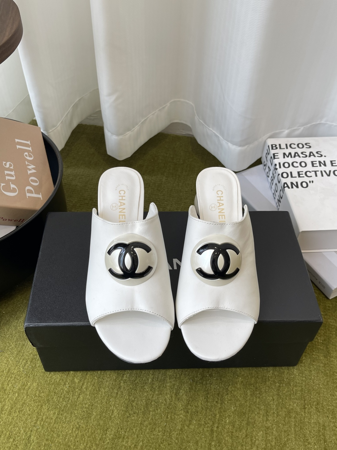 NO:875570,Chanel Chanel 2026 Spring and Summer New Style Round Ball Heel Double C Slippers are simply a fashion cheat. The iconic double C ball heel in retro silhouette is full of black leather texture. Wearing it on the street will immediately turn heads. A must-have for fashionistas. The upper is imported cowhide, the lining is sheepskin, and the sole is Italian genuine leather.  Size 35-40 (40 customized), slippers, chanel, chanel, slippers, cowhide, sheepskin, Leather soles19860909Chanel 香奈儿2026春夏新款 圆球跟 双C拖鞋 简直是时尚作弊器 复古廓形标志性双C球跟 黑皮质感拉满 穿它出街回头率直接爆棚时髦精必须入 鞋面进口牛皮 内里垫脚羊皮 鞋底意大利真皮大底 码数35-40（40定做）,拖鞋,chanel,chanel,slippers,cowhide,sheepskin,Leather soles,Women's Shoes