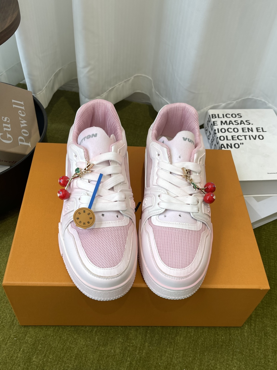 NO:875859,LV Louis Vuitton TARINE sneakers, skate shoes, couple model (cherry accessories 60) Original purchase, development and production. This LV Trainer sneaker is made of cow leather to shape the complex upper. It takes several hours of ingenious sewing to complete. The classic configuration is from the hands of Virgil Abloh. It shows the inspiration of retro basketball shoes. The fabric is original custom-made first-layer cowhide. The inner lining is original custom-made breathable mesh. The original molded two-color TPU combination outsole.  Size 35-45, casual shoes/sports shoes, louis vuitton, louis vuitton, sneakers, cowhide19860909LV 路易威登 TARINE 运动鞋 滑板鞋 情侣款（樱桃配饰60） 原版购入开发 做货 本款LV Trainer 运动鞋选用牛皮革塑造繁复鞋面 需要数小时的匠心缝制方可完成 经典构型出自 Virgil Abloh 之手 展现复古篮球鞋的灵感启发 面料原版定制头层牛皮 内里原版定制透气网里 原版开模双色TPU组合大底 码数35-45,休闲鞋/运动鞋,louis vuitton,louis vuitton,sneakers,cowhide,Women's Shoes