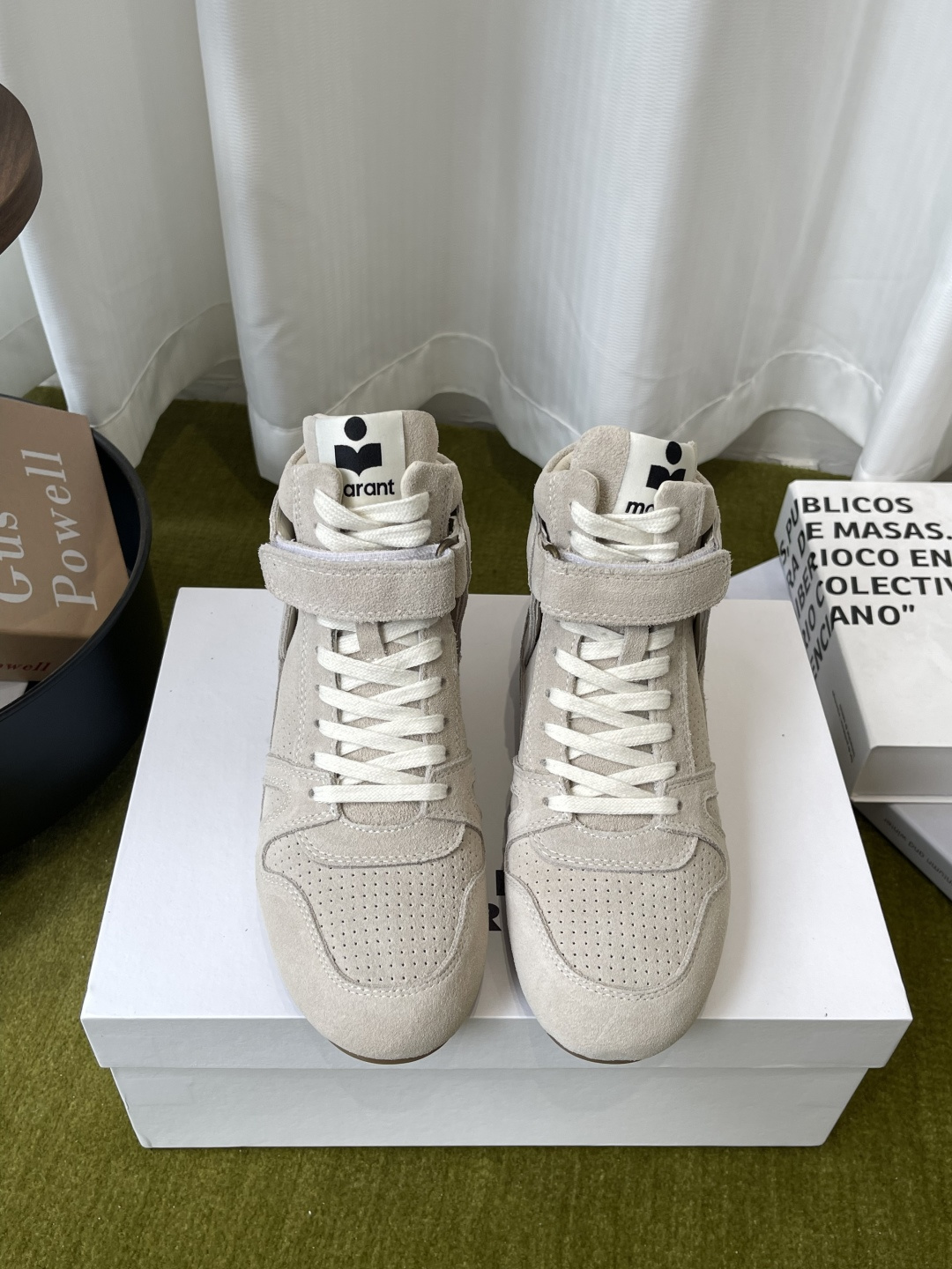 NO:877013,Isabel Marant Isabel 2026 latest retro casual sports shoes racing shoes Isabel Marant sneaker popular in European and American celebrity entertainment circles Isabel classic casual sports shoes for all seasons Fashionable and versatile Retro texture Round toe and smooth body lines Fusion of retro sports style and French casual feel Low-key brand logo details on the side of the shoe The overall design continues Isabel Marant's consistent 'French casual/retro sports' fusion style  Upper cowhide/cow suede, lining sheepskin, original molded rubber outsole, size: 35-40 (40 customized, non-refundable), casual shoes/sports shoes, sneakers, cowhide, sheepskin19860909Isabel Marant 伊莎贝尔 2026最新款 复古 休闲运动鞋 赛车鞋 风靡欧美明星娱乐圈的Isabel Marant sneaker 伊莎贝尔经典四季休闲运动鞋 时尚百搭 复古质感 鞋头圆润且鞋身线条流畅 融合复古运动风格与法式休闲感 鞋侧有低调的品牌标识细节 整体设计延续Isabel Marant一贯的“法式随性/复古运动”融合的风格 鞋面牛皮/牛反绒 内里羊皮 原版开模橡胶大底 码数: 35-40（40定做不退换）,休闲鞋/运动鞋,sneakers,cowhide,sheepskin,Women's Shoes