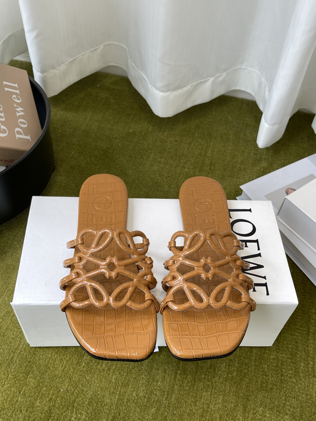 NO:883026,LOEWE 26ss spring and summer new slippers. The simple design feels cleaner and more elegant, making you remember them. The color is also very attractive. It is full of temperament instantly when you put it on your feet. It is simply handsome and stylish. The upper is made of original customized materials. The inner cowhide feet are imported from Italy. The injection molded leather outsole is code number 35-42 (40 41 42 customized), slippers, loewe, loewe, slippers, cowhide, Leather.  soles19860909LOEWE 罗意威 26ss春夏新品拖鞋 简约设计感觉更干净优雅 让你念念不忘 颜色也很耐看 上脚瞬间气质十足气场 简直帅气有型 鞋面采用原版定制材料 内里牛皮垫脚 意大利进口注塑真皮大底 码数35-42（40 41 42定做）,拖鞋,loewe,loewe,slippers,cowhide,Leather soles,Women's Shoes