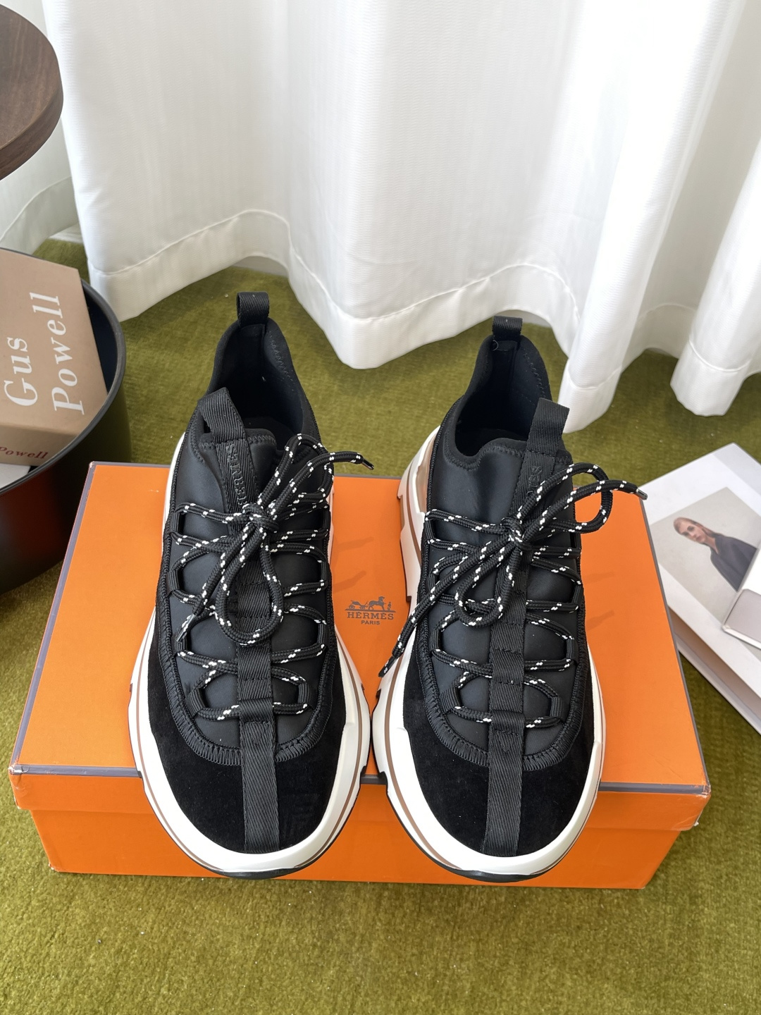 NO:883016,Hermes 26ss new thick-soled men's casual sports shoes. Made of imported cowhide. Imported suede hollow. Sports and fashionable upper. Full circle of first-layer calfskin without disconnection. Luxurious. Customized HERMES double pull-loop design. The outsole is made of foamed shock-absorbing midsole and TPU bottom sheet double-layer combination. Casual sports, fashionable and versatile. Super comfortable on the feet.  Size 39-45 (46 customized), casual shoes/sports shoes, hermes, hermes, sneakers, cowhide, chamois leather19860909Hermes 爱马仕 26ss新款厚底 男款休闲运动鞋 采用进口牛皮 进口麂皮镂空 运动时尚鞋面整圈头层小牛皮无断接大气奢华 定制HERMES 双提环设计 大底采用发泡减震中底TPU底片双层组合 休闲运动 时尚百搭 上脚超级舒适 码数39-45（46定做）,休闲鞋/运动鞋,hermes,hermes,sneakers,cowhide,chamois leather,Women's Shoes
