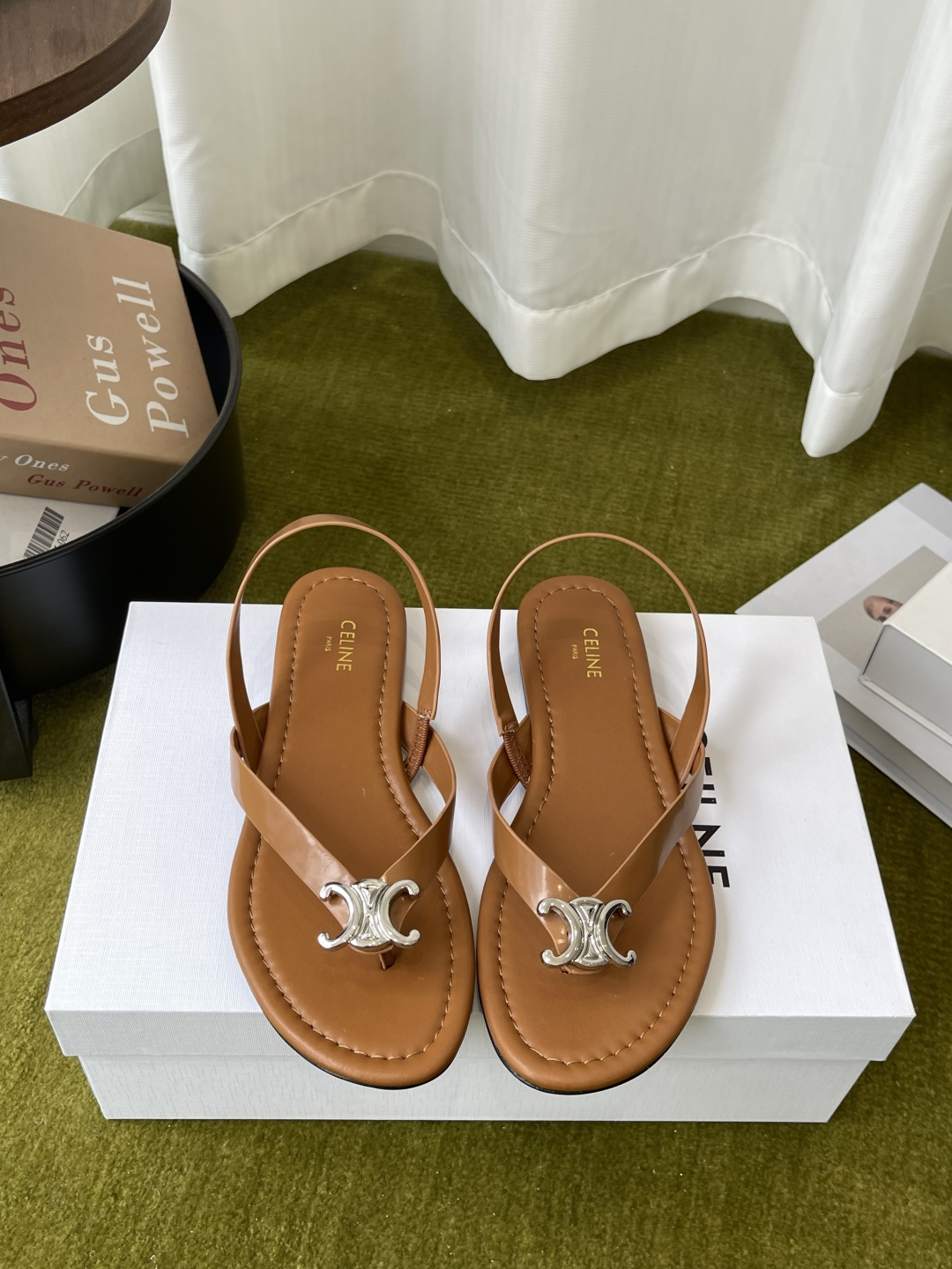 NO:883008,CELINE Celine 26ss new style cow leather flat strip sandals Arc de Triomphe micro-label sandals Celine full range of classic colors Versatile M multi-skirts/trousers Internet celebrities are also super fashionable when worn together Seemingly simple sandals have gone through many months of debugging and remodeling The shoe shape and midsole craftsmanship are all genuine level The real thing has more texture and atmosphere than the picture The fabric is original calf leather The lining is imported calf leather The sole is imported genuine leather outsole  Size 35-41 (40 41 customized), split-toe shoes, celine, celine, sandals, skirts, cowhide, Leather soles19860909CELINE 赛琳 26ss新款 牛皮革 平底条带 凉鞋 凯旋门微标凉鞋赛琳全系列经典配色 百搭M多裙子/裤子 网红搭配穿也超级洋气 看似简单的凉鞋却历经多月M次调试改模 鞋型中底工艺都是正品级别 实物比图片更有质感大气 面料原版胎牛皮 内里进口牛皮 鞋底进口真皮大底 码数35-41（40 41定做）,分趾鞋,celine,celine,sandals,skirts,cowhide,Leather soles,Women's Shoes