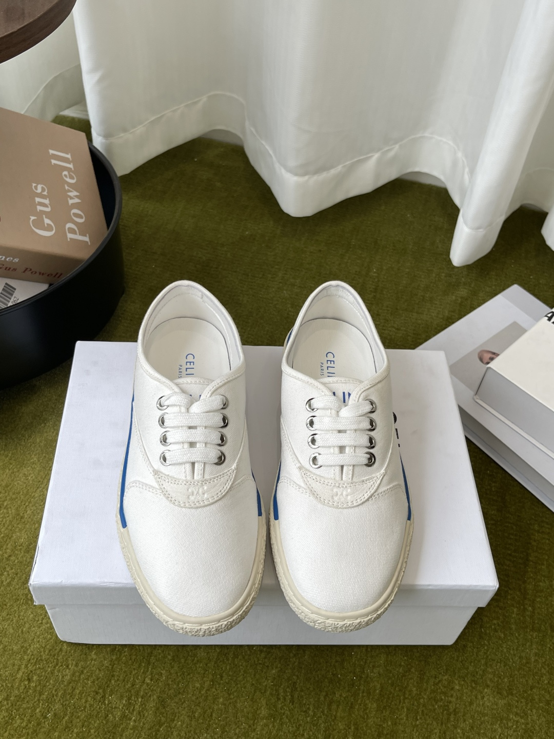 NO:882998,Celine Celine 26ss spring and summer new style retro canvas casual sneakers. This canvas shoe focuses on simple French casual tones. It uses fine and wear-resistant canvas fabrics to create a neat shoe body. The sides are decorated with contrasting thin strips. Metal eyelets are matched with flat shoelaces of the same color. The shoe shape has neat and soft lines. It has a casual retro atmosphere. It is suitable for daily matching in many styles. The bright royal blue model can brighten the basic wear. The off-white and pure white models are gentle and versatile.  Easily adaptable to various scenarios such as commuting, traveling, shopping, etc. Customized canvas upper, sheepskin lining, rubber outsole, size 35-40 (customized for 40), casual shoes/sports shoes, celine, celine, sneakers, sheepskin19860909Celine 赛琳 26ss春夏新款 复古帆布 休闲板鞋 这款帆布鞋主打简约法式休闲调性 甄选细腻耐磨帆布面料打造利落鞋身 侧边点缀撞色细条包边 金属孔眼搭配同色系扁鞋带 鞋型线条利落柔和 自带随性复古氛围感 穿搭适配多风格日常搭配 亮色宝蓝款可以提亮基础穿搭 米白与纯白款温柔百搭 轻松适配通勤、出游、逛街等各类场景 鞋面定制帆布 内里羊皮 大底橡胶大底 码数35-40（40定做）,休闲鞋/运动鞋,celine,celine,sneakers,sheepskin,Women's Shoes