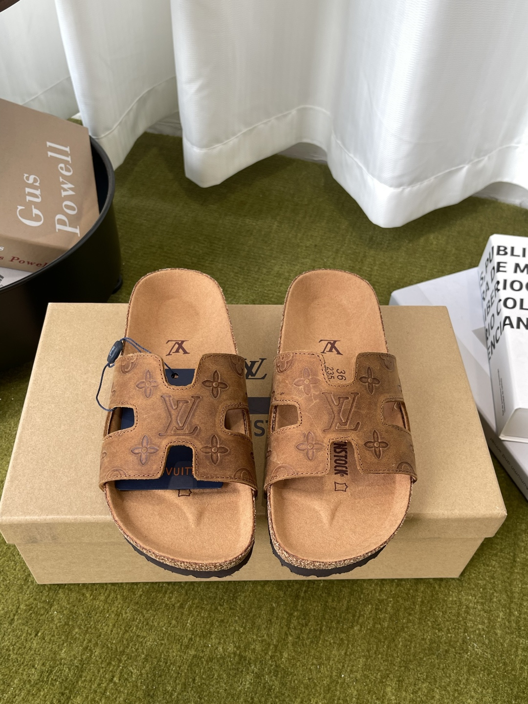 NO:883076,Louis Vuitton  Lining cowhide, sole original molded EVA ultra-light material, code number 35-45 (40 for women, 45 for men, custom-made, non-returnable), slippers, birkenstock, louis vuitton, slippers, cowhide19860909Louis Vuitton × BIRKENSTO 联名款Boston两带软底 勃肯沙滩凉拖 万年经典勃肯软底强势推出 一个品牌就是一个类型 其构造鉴于人体工学设计 让脚完全解放舒适打造的 所以其脚床的构造完全贴合脚的弧度 夏日炎炎 少不了一双轻盈又舒适的 这款橡木材质勃肯软木鞋复古双扣休闲沙滩凉拖 简直就是救星 鞋面定制老花皮 内里牛皮 鞋底原版开模EVA超轻材料 码数35-45（女40 男45定做不退换）,拖鞋,birkenstock,louis vuitton,slippers,cowhide,Women's Shoes