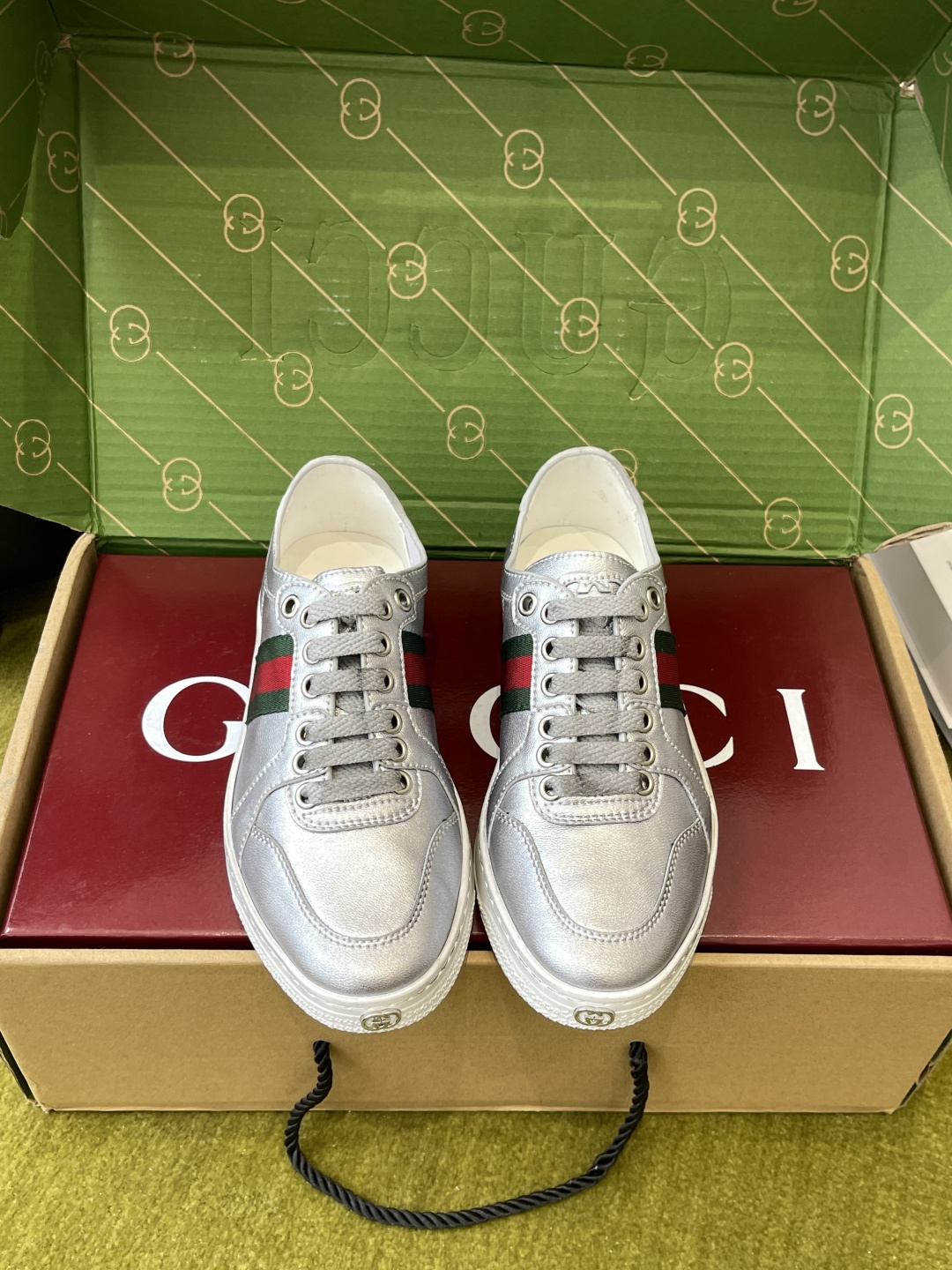 NO:883068,Women's and men's Gucci Stretch series low-top sneakers for couples. This new model reinterprets the brand's iconic sneakers with a lightweight, soft, flexible and versatile silhouette. It is a new member of the 'La Famiglia' series. This sneaker is made of elastic soft leather. Each pair of shoes is hand-made and distressed to create a unique and personalized shoe. The tongue/shoe edge/toe are all covered with LOGO details. Tire cowhide distressed upper. Original TPU outsole imported from Italy.  Size 35-45 (women's 40, 41, 45, custom-made, non-returnable), casual shoes/sports shoes, gucci, sneakers, cowhide19860909女款男款 Gucci Stretch系列情侣款低帮运动鞋 这款新隽鞋履以轻盈柔软且灵活百搭的廓形焕新演绎品牌标志性运动鞋 为《La Famiglia》系列再添新成员 这款运动鞋以弹性软皮匠心打造 每双鞋均经过手工做旧处理 缔就独一无二的个性鞋履 鞋舌/鞋边/鞋头都带LOGO细节拉满 胎牛皮做旧鞋面 意大利进口原版TPU大底 码数35-45（女40 41 45定做不退换）,休闲鞋/运动鞋,gucci,sneakers,cowhide,Women's Shoes