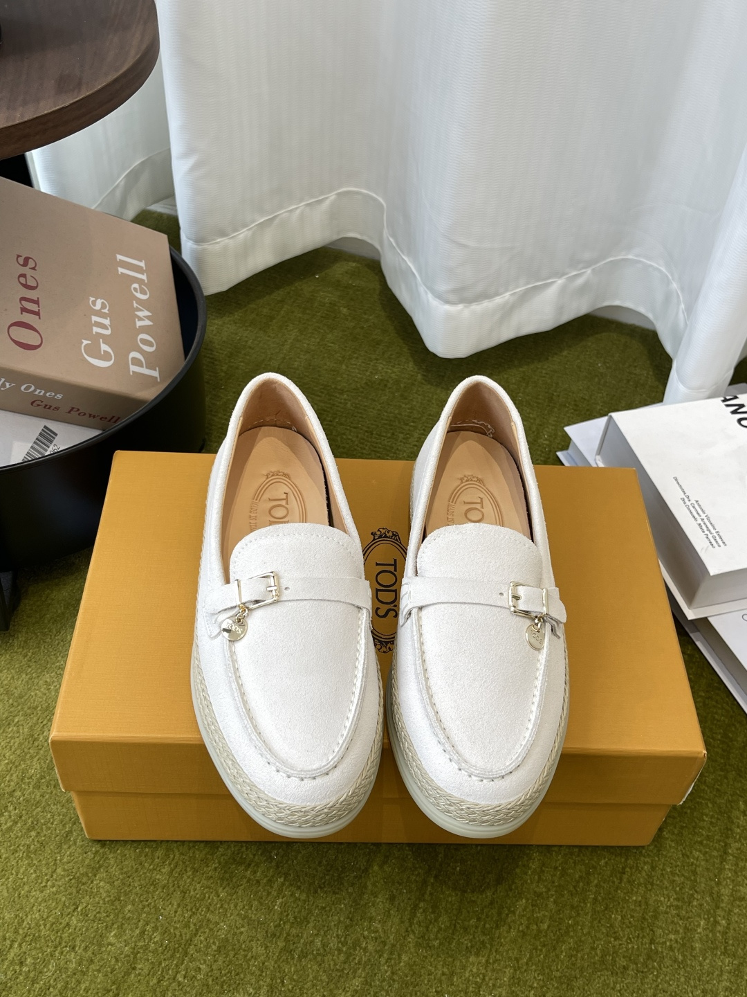 NO:885424,TODS 26ss new spring and summer thick-soled casual shoes loafers. This loafer is made of velvety suede leather. The buckle is embellished with accessories with the brand name. The outsole has three-dimensional details and raffia piping. It is versatile and comfortable and can easily create a casual sense of fashion. The fabric is sheepskin/mercerized cow suede. The lining is imported water-dyed cowhide. The outsole is made of hemp rope and combined with raw rubber bottom.  Number of yards: 35-40 (custom order of 40 is non-refundable), Tod's, loafers, cowhide, sheep19860909TODS 托德斯 26ss春夏新款 厚底 休闲鞋 乐福鞋 本款乐福鞋以丝绒般的翻绒革制成 扣带点缀带品牌名称的配件 外底设有立体感细节和拉菲草嵌边 百搭舒适 轻松打造不经意的时尚感 面料羊京/丝光牛反绒 内里进口水染牛皮 大底麻绳编织组合生胶底片 码数35-40（40定做不退换）,,Tod's,loafers,cowhide,sheep,Women's Shoes