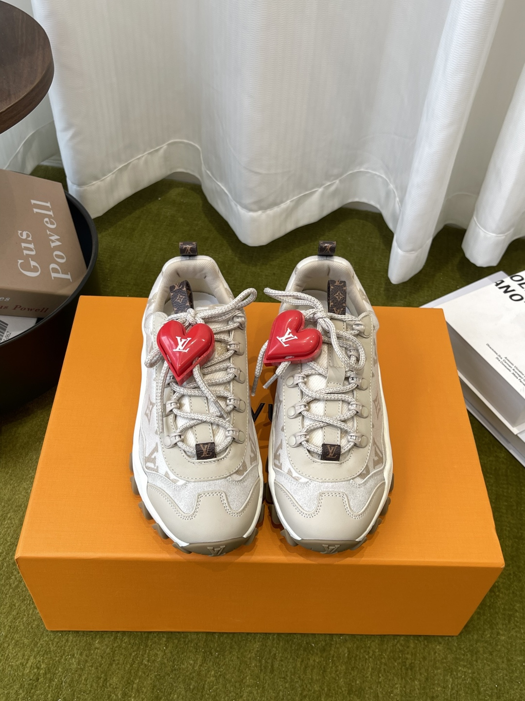 NO:885401,Louis Vuitton Louis Vuitton's latest Runner Tatic series thick-soled casual sneakers hiking shoes (Accessories 60) This LV Runner Tatic sneakers combine technical materials such as mesh fabric and ribbons to interpret the inspiration of traditional hiking shoes. The LV letter is written on one side. The lariat buckle of the quick lacing system is embellished with Monogram flowers and Louis Vuitton logos. The light and wear-resistant rubber outsole completes the whole. The fabric is originally imported and customized technical fabric/mesh  The inner lining is made of original custom-made breathable mesh. The soles are made of original open-molded non-slip rubber combination material. Size 35-45 (40 for women and 45 for men, customized), casual shoes/sports shoes, louis vuitton, louis vuitton, louis vuitton, sneakers19860909Louis Vuitton 路易威登 最新款Runner Tatic系列 厚底 休闲 运动鞋 登山鞋（配饰60） 本款 LV Runner Tatic 运动鞋融合网格面料和饰带等科技材质 演绎传统登山鞋的灵感启发 LV 字母抒写于一侧 快速系带系统的套索扣点缀 Monogram 花卉和路易威登标识 轻盈耐磨的橡胶外底完善整体 面料原版进口定制科技面料/网面 内里原版定制透气网里 鞋底原版开模防滑橡胶组合材质 码数35-45（女40男45定做）,休闲鞋/运动鞋,louis vuitton,louis vuitton,louis vuitton,sneakers,Women's Shoes