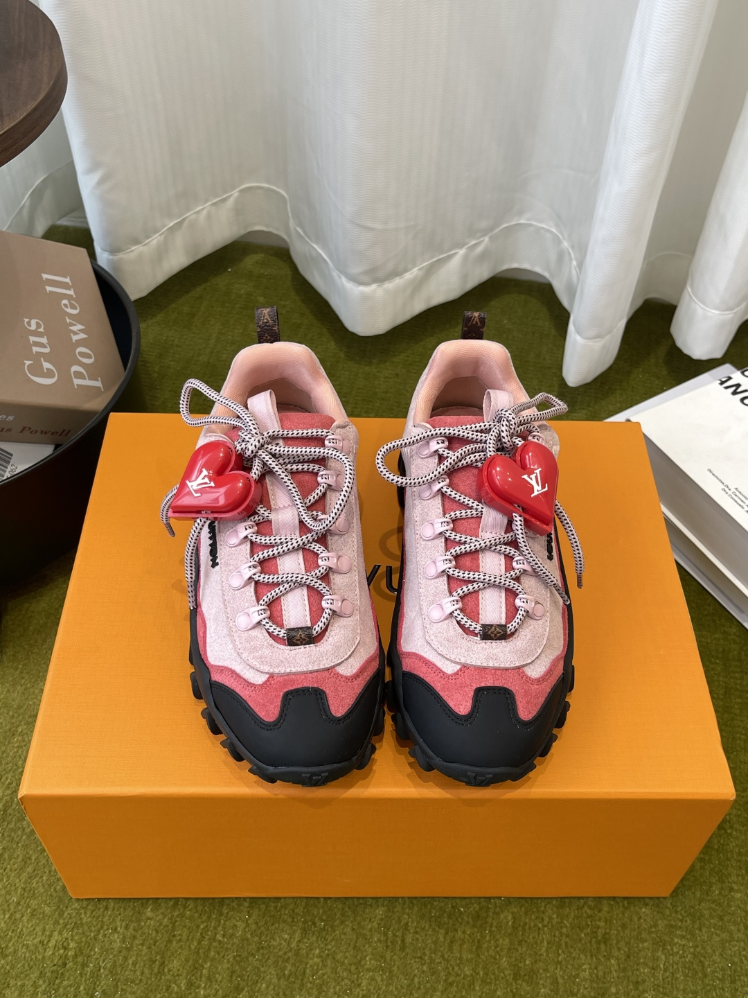 NO:885412,Louis Vuitton Louis Vuitton's latest Runner Tatic series thick-soled casual sneakers hiking shoes (Accessories 60) This LV Runner Tatic sneakers combine technical materials such as mesh fabric and ribbons to interpret the inspiration of traditional hiking shoes. The LV letter is written on one side. The lariat buckle of the quick lacing system is embellished with Monogram flowers and Louis Vuitton logos. The light and wear-resistant rubber outsole completes the whole. The fabric is originally imported and customized technical fabric/mesh  The inner lining is made of original custom-made breathable mesh. The soles are made of original molded anti-slip rubber combination material. Size 35-40 (customized for women 40), casual shoes/sports shoes, louis vuitton, louis vuitton, louis vuitton, sneakers19860909Louis Vuitton 路易威登 最新款Runner Tatic系列 厚底 休闲 运动鞋 登山鞋（配饰60） 本款 LV Runner Tatic 运动鞋融合网格面料和饰带等科技材质 演绎传统登山鞋的灵感启发 LV 字母抒写于一侧 快速系带系统的套索扣点缀 Monogram 花卉和路易威登标识 轻盈耐磨的橡胶外底完善整体 面料原版进口定制科技面料/网面 内里原版定制透气网里 鞋底原版开模防滑橡胶组合材质 码数35-40（女40定做）,休闲鞋/运动鞋,louis vuitton,louis vuitton,louis vuitton,sneakers,Women's Shoes