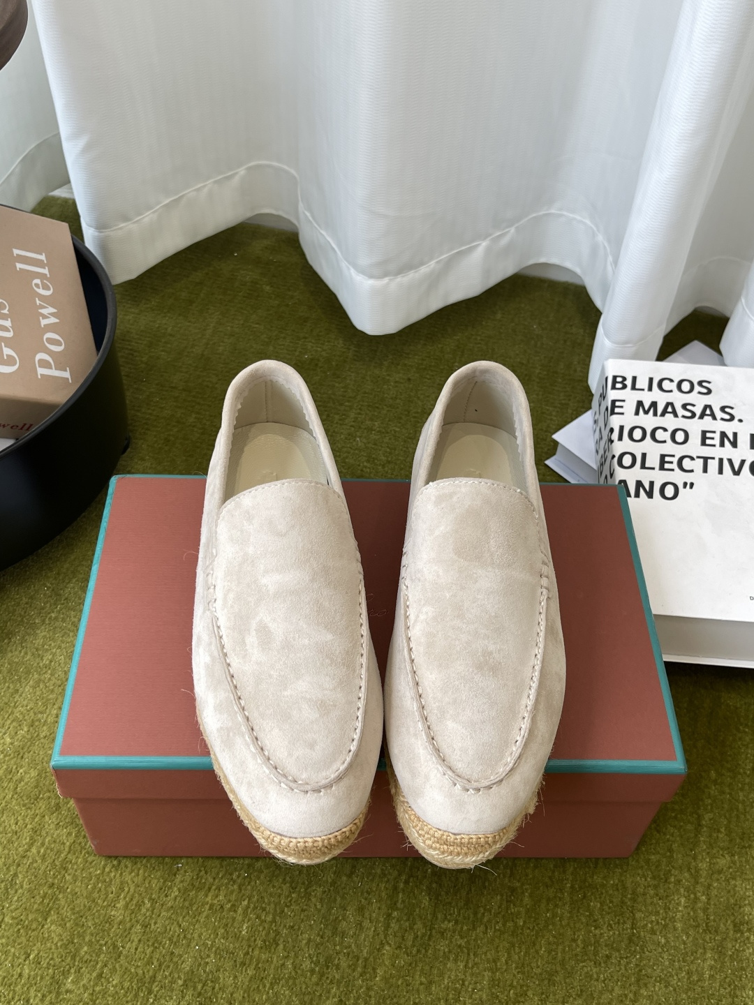NO:889314,Loro Piana is the latest model for spring and summer. Straw-soled suede loafers are made of the brand's iconic Velukid suede suede. It feels as delicate as short cashmere and has a matte low-saturation texture. Hand-sewn topstitching outlines the shoe body. No unnecessary decoration. Minimalist old money style. The sides are surrounded by natural jute woven straw edging. It is an iconic design for spring and summer vacations. The bottom layer is equipped with a non-slip rubber bottom sheet for lightness.  Breathable and outdoor grip Thin flat bottom with zero height burden Size 35-40 (40 customized), loafers, loro piana, loafers, espadrilles, chamois leather19860909Loro Piana诺悠翩雅 春夏最新款 草编底麂皮 乐福鞋 采用品牌标志性Velukid山羊反绒麂皮 触感细腻如短羊绒 哑光低饱和质感 手工车缝明线勾勒鞋身轮廓 无多余装饰 极简老钱风 侧边环绕天然黄麻编织草编包边 是春夏度假标志性设计 底层搭配防滑橡胶底片 兼顾轻盈 透气与户外抓地力 薄平底零高度负担 码数35-40（40定做）,乐福鞋,loro piana,loafers,espadrilles,chamois leather,Women's Shoes