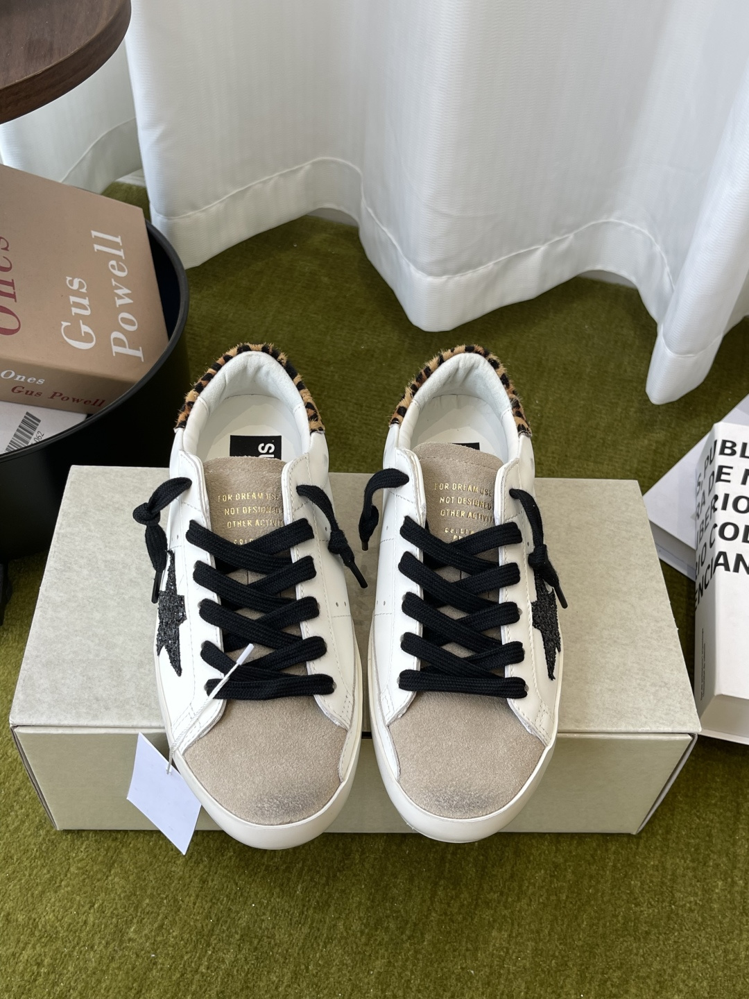 NO:890693,GGDB 26ss summer new casual star sneakers come with the brand's iconic distressed texture. The shoe body lines are neat and simple. The star logo and retro color matching collide with each other to create a relaxed street atmosphere. With inner height increase, small people can easily control it. They can be matched with jeans, sports pants or casual suits. They can be easily worn for a casual daily sense of luxury. Suitable for commuting or traveling. Upper cowhide/cow suede, lining cowhide, original molded outsole  Size 35-40 (women's 40 custom-made, non-returnable), casual shoes/sports shoes, sneakers, jeans, business suit, cowhide19860909GGDB 26ss夏季新款休闲星星板鞋 自带品牌标志性的做旧质感 鞋身线条利落简约 星星标识与复古配色碰撞出松弛的街头氛围.带有内增高小个子也能轻松驾驭 搭配上不挑风格 牛仔裤、运动裤或是休闲西装都能适配 轻松穿出随性的日常高级感 不管是通勤还是出游都很合适 鞋面牛皮/牛反绒 内里牛皮 原版开模大底 码数35-40（女40定做不退换）,休闲鞋/运动鞋,sneakers,jeans,business suit,cowhide,Women's Shoes
