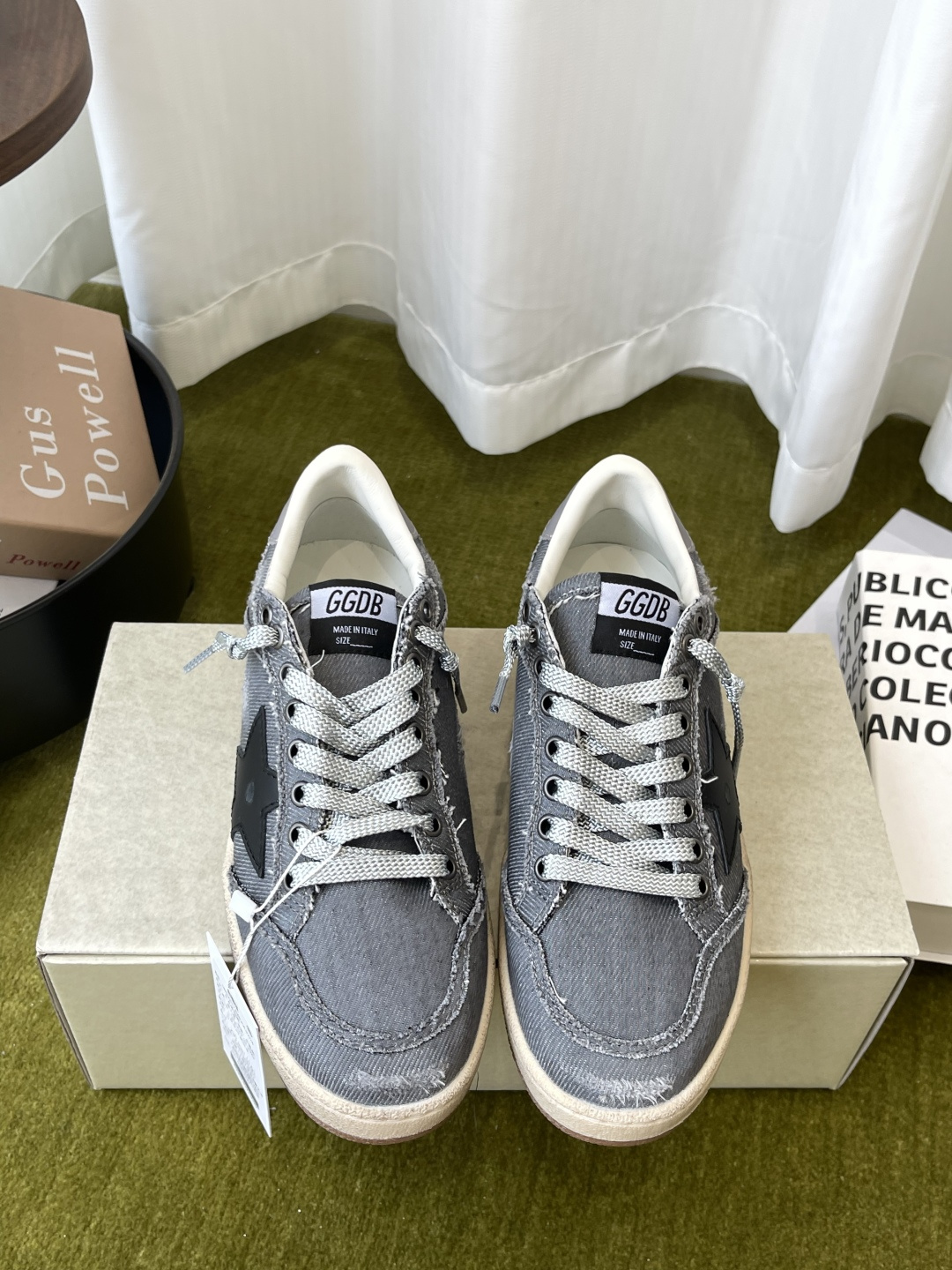NO:890697,GGDB 26ss summer new casual star sneakers come with the brand's iconic distressed texture. The body lines are clean and simple. The star logo and retro color matching collide to create a relaxed street atmosphere. With inner height increase, small people can easily control it. They can be matched with jeans, sports pants or casual suits. They can be easily worn for a casual daily sense of luxury. They are suitable for commuting or traveling. Denim upper, cowhide leather lining, original molded outsole  Size 35-44 (women's 40 custom-made, non-refundable), casual shoes/sports shoes, sneakers, jeans, business suit, cowhide19860909GGDB 26ss夏季新款休闲星星板鞋 自带品牌标志性的做旧质感 鞋身线条利落简约 星星标识与复古配色碰撞出松弛的街头氛围.带有内增高小个子也能轻松驾驭 搭配上不挑风格 牛仔裤、运动裤或是休闲西装都能适配 轻松穿出随性的日常高级感 不管是通勤还是出游都很合适 鞋面牛仔布 内里牛皮 原版开模大底 码数35-44（女40定做不退换）,休闲鞋/运动鞋,sneakers,jeans,business suit,cowhide,Women's Shoes