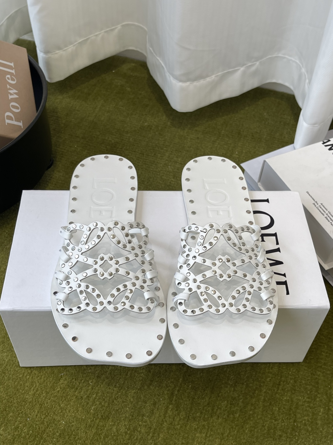 NO:890687,LOEWE 26ss new spring and summer slippers. The simple design feels cleaner and more elegant, making you remember them. The color is also very attractive. It is full of temperament instantly when you put it on your feet. It is simply handsome and stylish. The upper is made of original customized materials. The inner cowhide foot pads. Italian imported genuine leather outsole. Size 35-42 (40 41 42 customized), slippers, loewe, loewe, slippers, cowhide, Leather soles19860909LOEWE 罗意威 26ss春夏新品拖鞋 简约设计感觉更干净优雅 让你念念不忘 颜色也很耐看 上脚瞬间气质十足气场 简直帅气有型 鞋面采用原版定制材料 内里牛皮垫脚 意大利进口真皮大底 码数35-42（40 41 42定做）,拖鞋,loewe,loewe,slippers,cowhide,Leather soles,Women's Shoes