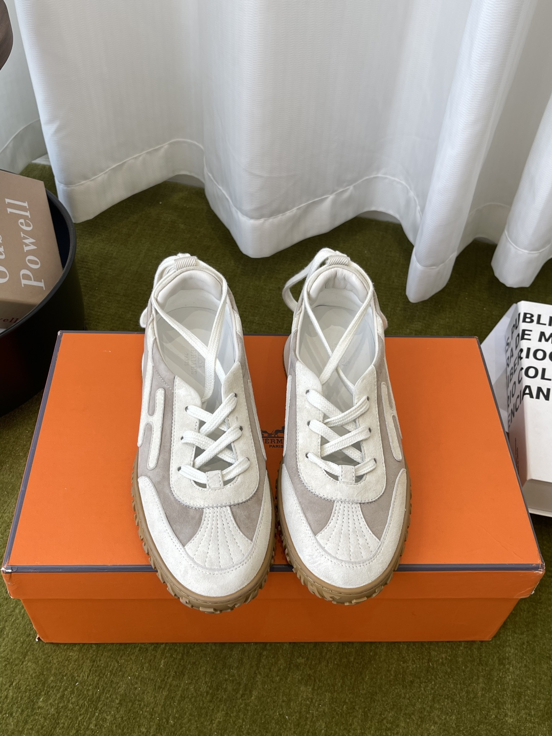 NO:890683,Hermes Jet series new sports shoes for men and women. Original pattern-making and debugging shoes. Strong overall inclusiveness. Comfortable, light and non-picky on the feet. Simple, elegant and versatile. Especially the classic H side logo on the side. People can recognize it as a masterpiece of Hermès at a glance. Hermes Jet series suede sports shoes can get full marks in terms of appearance and comfort. They are an excellent choice for daily commuting and leisure time all year round. They can show their unique fashion charm anytime and anywhere.  Highlight the extraordinary taste. The fabric is original and customized. Imported first-layer suede. Lining is imported soft sheepskin. Original open-molded anti-slip rubber material. Size: female 35-40, male 39-46 (female 40, male 46 customized), casual shoes/sports shoes, hermes, hermes, sneakers, sheepskin, chamois leather19860909女男 Hermes爱马仕 Jet系列新款 运动鞋 情侣款  原版打版调试的鞋型 整体包容性强 上脚舒适轻便不挑脚 简约大气又百搭 特别是侧边的经典H侧标志,让人一眼就能认出这是爱马仕的杰作  Hermes爱马仕的jet系列麂皮运动鞋 无论是从颜值还是舒适度上上 都能打满分 一年四季日常通勤、休闲时光的绝佳选择 随时随地都能展现出独特的时尚魅力 彰显不凡品味 面料原版定制进口头层麂皮 内里 进口柔软羊皮 原版开模防滑橡胶材质 码数女35-40 男39-46（女40 男46定做）,休闲鞋/运动鞋,hermes,hermes,sneakers,sheepskin,chamois leather,Women's Shoes