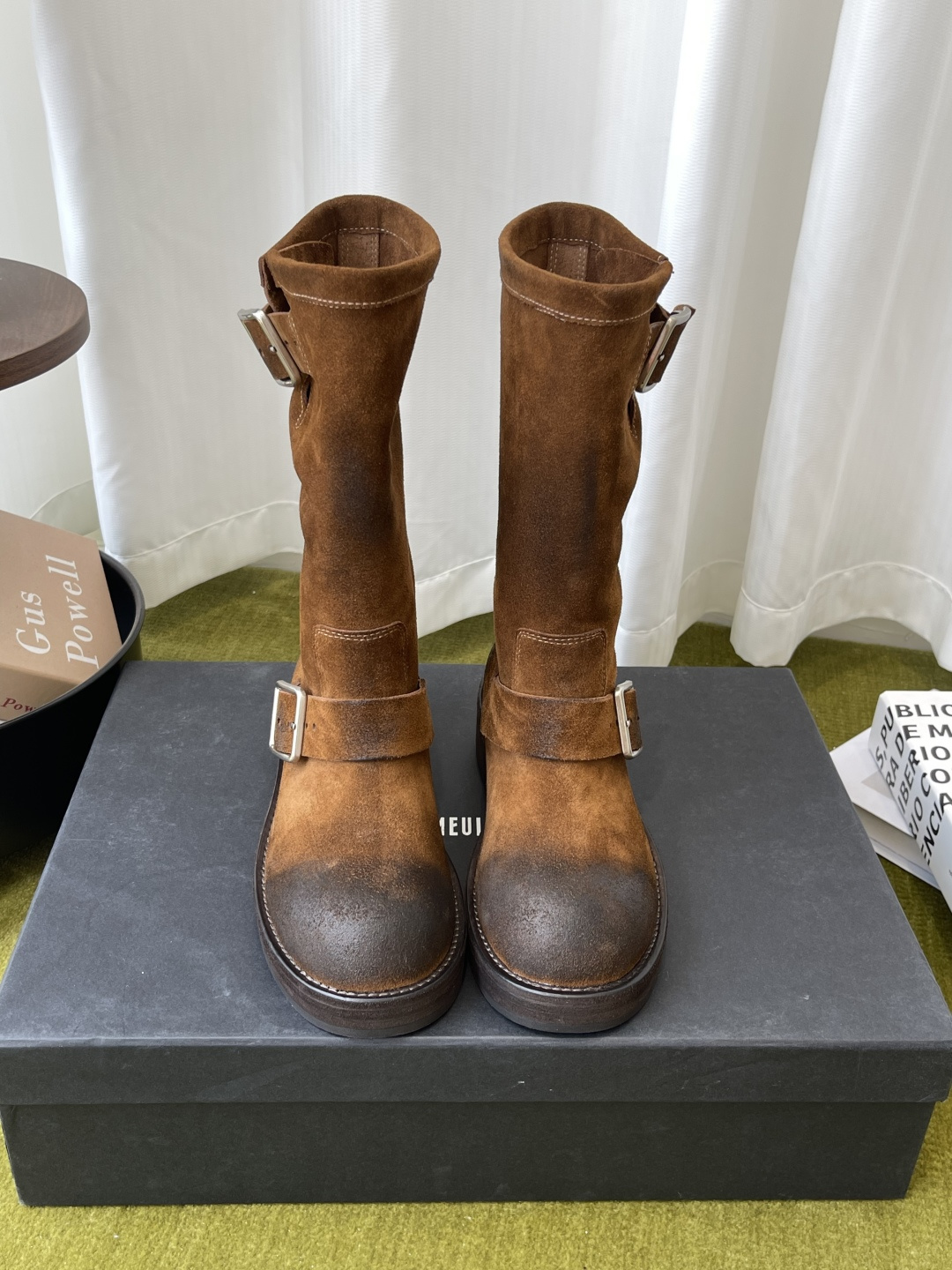 NO:890666,Ann Demeulemeester 2026ss new summer style double-button rider boots. Double-button round-toe mid-calf motorcycle boots with a retro cool atmosphere. Clean straight mid-calf boot shape with rounded wide toe. Two metal square buckle straps on the upper and lower parts of the boot as the iconic design. The loose boot leg does not tighten the calf. The low and thick sole takes into account the stability of walking and the effect of increasing the height. The open boot leg is easy to put on and take off without any constraints. Suitable for all kinds of wear regardless of skin color.  Combining a casual and cool appearance with practical wear in autumn and winter, I want a pair of mid-calf work boots with a retro atmosphere that are versatile and durable. These double-button motorcycle boots are a must-have and versatile item. Upper cowhide/cow suede, lining sheepskin, genuine leather combination outsole, size 35-39 (40 41 42 custom-made, non-refundable), boots, boots, cowhide, sheepskin19860909Ann Demeulemeester 2026ss 夏季新款 双扣 骑士靴 自带复古酷飒氛围感的双扣圆头中筒机车靴 利落直筒中筒靴型搭配圆润宽鞋头 靴身上下两道金属方扣绑带作为标志性设计 宽松靴筒不勒小腿 低粗厚底兼顾行走平稳度与增高效果 敞口靴筒穿脱便捷无束缚 适配各类穿搭不挑肤色 兼顾随性飒爽颜值与秋冬实穿性 想要一双兼顾复古氛围感 百搭耐穿的中筒工装靴 这款双扣机车靴是刚需百搭单品 鞋面牛皮/牛反绒 内里羊皮 真皮组合大底 码数35-39（40 41 42定做不退换）,靴子,boots,cowhide,sheepskin,Women's Shoes