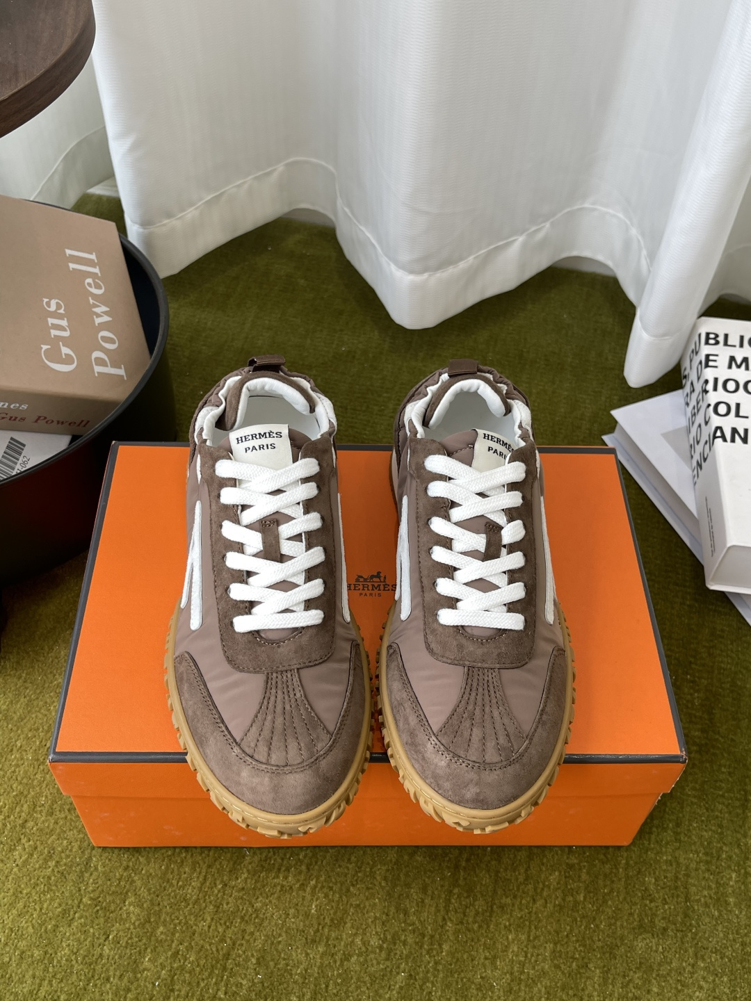NO:902243,Hermes Jet series sneakers for men and women. Couple model. Original pattern-making and debugging shoe style. Strong overall inclusiveness. Comfortable, light and non-picky on the upper foot. Simple and versatile. Especially the classic H side logo on the side. People can recognize it as a masterpiece of Hermès at a glance. Hermes Jet series suede sneakers can get full marks in terms of appearance and comfort. They are an excellent choice for daily commuting and leisure time all year round. They can show their unique fashion charm anytime and anywhere.  Demonstrates extraordinary taste. The fabric is original and customized. Imported first-layer cowhide. Lining is imported soft sheepskin. Original open-molded anti-slip rubber material. Size: female 35-40, male 39-46 (female 40, male 46 customized), casual shoes/sports shoes, hermes, hermes, sneakers, cowhide, sheepskin, chamois leather19860909女男 Hermes爱马仕 Jet系列 运动鞋 情侣款  原版打版调试的鞋型 整体包容性强 上脚舒适轻便不挑脚 简约大气又百搭 特别是侧边的经典H侧标志,让人一眼就能认出这是爱马仕的杰作  Hermes爱马仕的jet系列麂皮运动鞋 无论是从颜值还是舒适度上上 都能打满分 一年四季日常通勤、休闲时光的绝佳选择 随时随地都能展现出独特的时尚魅力 彰显不凡品味 面料原版定制进口头层牛皮 内里 进口柔软羊皮 原版开模防滑橡胶材质 码数女35-40 男39-46（女40 男46定做）,休闲鞋/运动鞋,hermes,hermes,sneakers,cowhide,sheepskin,chamois leather,Women's Shoes