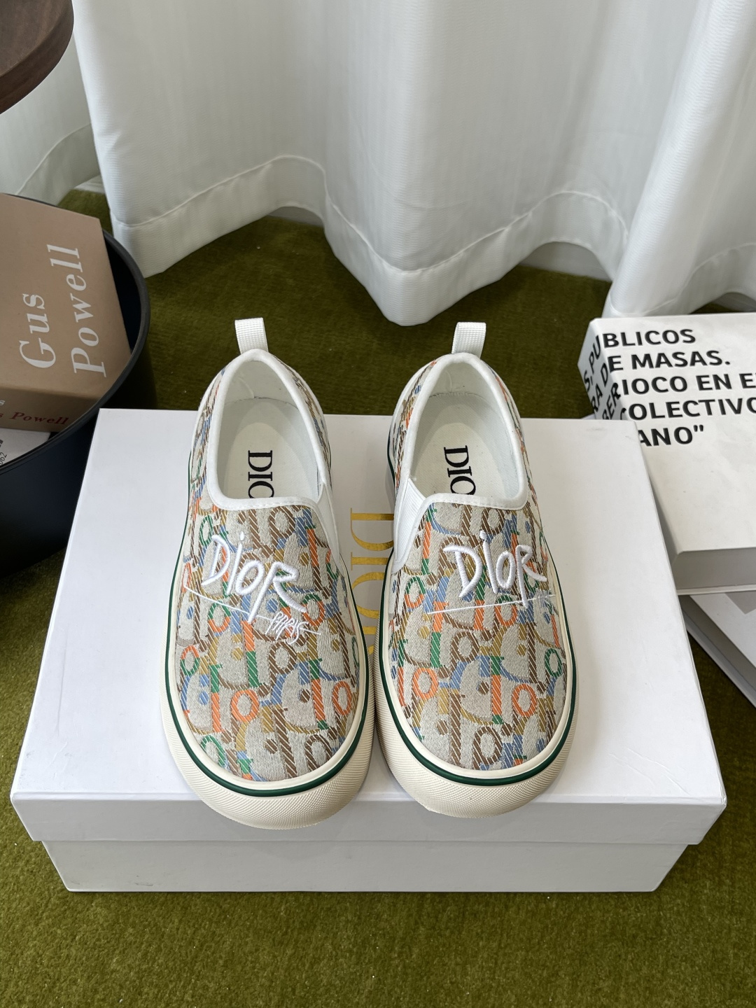 NO:903102,Dior Dior 26ss catwalk series new embroidered casual loafers. Made with the brand's classic iconic letter embroidery surface. Matched with leather footbeds of the same color. Simple and full of high-end. The Dior logo on the embroidery is clear and neat. Classic, elegant and handsome. It is a big-name style that can be recognized at a glance. Original custom-made fabric for the upper. Sheepskin lining. Original open-molded outsole. Size 35-45 (41 for women and 46 for men)  47 (customized), loafers, dior, dior, loafers, sheepskin19860909Dior 迪奥 26ss走秀系列 新款 刺绣休闲乐福鞋 以品牌经典标志性的字母刺绣面打造 搭配同色系的皮质鞋床 简约中带着满满的高级感 刺绣上的Dior标识清晰利落 经典高雅帅气 是一眼就能认出的大牌格调 鞋面原版定制面料 内里羊皮 原版开模大底 码数35-45（女41 男46 47定做）,乐福鞋,dior,dior,loafers,sheepskin,Women's Shoes