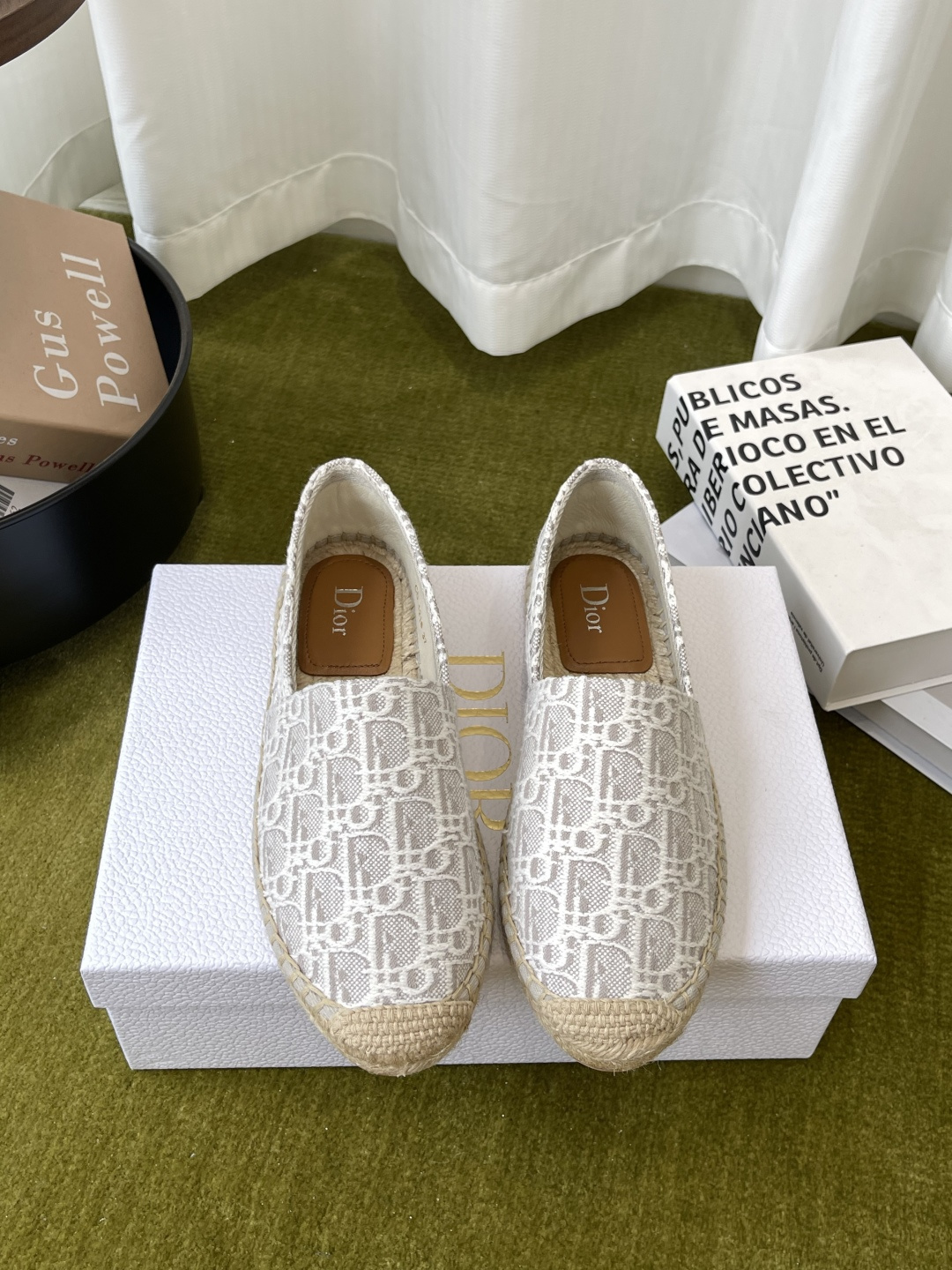 NO:903109,Dior Dior 26ss new early spring fisherman's shoes. The classic design can be said to be the main series in the past two years. Both bags, shoes and clothes are very popular. Counters are synchronized. Delivery and packaging. Original customization. All details are extremely perfect and strive for zero error. Code number 34-42 (34 41 42 is customized and cannot be returned or exchanged), loafers, dior, dior, loafers, espadrilles19860909Dior迪奥 26ss早春新款 渔夫鞋  经典设计可谓是这两年主打系列 无论包包鞋子还是是衣服都非常的热门 专柜同步 发货包装 原版定制 各方面细节非常极致到位力求零误差 码数34-42（34 41 42定做不退不换）,乐福鞋,dior,dior,loafers,espadrilles,Women's Shoes