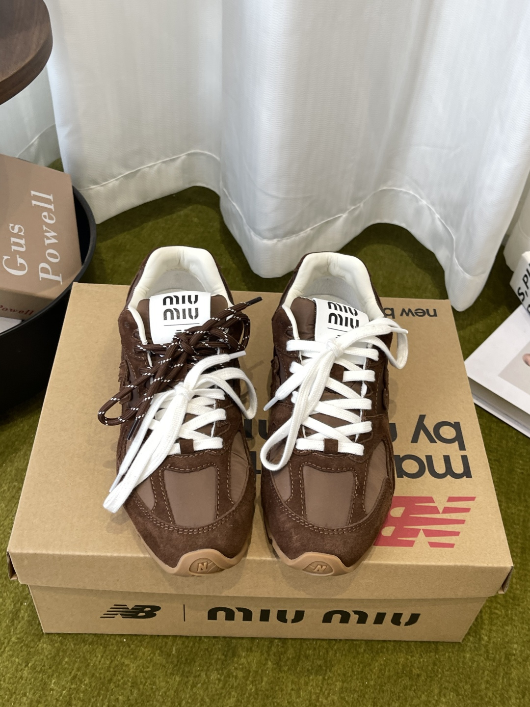 NO:904176,Miu Miu New Balance 530 joint model, the latest sports shoes for spring and summer, super popular no matter how you wear them, please don’t let go of this pair of 530 series sports shoes. Very easy to match, extremely fashionable, a must-have fashionable item. More than 30 parts are reproduced from the original one to one. It is produced and assembled using computer scanning, from needlework to the texture of cow suede suede, which perfectly reproduces the internal and external structure. The superimposed and layered wiring method is extremely complex. Fabric Imported cow suede  Sheepskin lining and waterproof cloth, original exclusive one-to-one color TPU non-slip outsole, specific two-color shoelaces and genuine leather strips, code number 35-44 (custom-made for women 40, non-refundable), casual shoes/sports shoes, miumiu, sneakers, sheepskin19860909Miu Miu New Balance 530联名款 春夏最新款运动鞋 超级大热门 无论你如何穿搭请都不要放过这一双530系列的运动鞋 非常好搭配 洋气到不行 时髦精必备单品 原版一比一复刻还原30多片零部件 采用电脑扫描制作扫描组装,从针线到牛反绒反毛皮粗绒质地,完美复刻内外结构 叠加分层走线做法 极其复杂 面料 进口牛反毛 内里羊皮加防水布 原版独家一比一对色TPU防滑大底 鞋带特定双色鞋带加真皮裁条 码数35-44（女40定做不退换）,休闲鞋/运动鞋,miumiu,sneakers,sheepskin,Women's Shoes