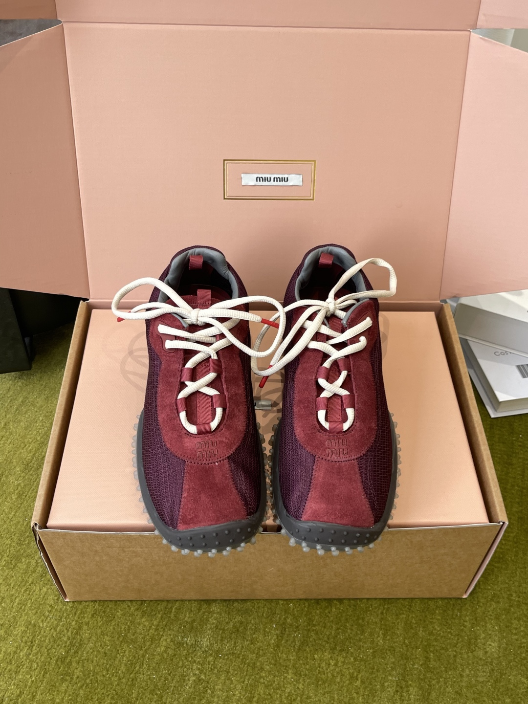NO:904192,Miu Miu 26ss new summer style splicing Dexun sneakers Splicing Dexun Clean and simple low-top shoe style Contrast color splicing design with distinct layers and smooth and neat lines of the shoe body Wide footbed accommodates all types of feet, friendly to wide and thick feet Lace-up style is easy to put on and take off No worries Suitable for retro casual style and daily relaxed style, no need to pick the foot type A pair of simple and elegant casual sneakers  This stitched De Xun Forrest Gump shoe is the first choice for daily wear. Upper is cow suede/cloth. Lining is sheepskin. TPU outsole. Heel height 3.5cm. Size 35-41 (40 41 customized), casual shoes/sports shoes, miumiu, sneakers, sheepskin.19860909Miu Miu 谬谬 26ss夏季新款 拼接德训运动鞋 拼接德训 利落简约的低帮鞋型 撞色拼接设计层次分明鞋身线条流畅利落 宽版鞋床包容各类脚型,对宽脚、厚脚都很友好 系带款式穿脱便捷省心 适配复古休闲风与日常松弛风穿搭,不挑脚型 一双简约大气的休闲运动鞋 这款拼接德训阿甘鞋是日常穿搭的优选单品 鞋面牛反绒/布 内里羊皮 TPU大底 跟高3.5cm 码数35-41（40 41订做）,休闲鞋/运动鞋,miumiu,sneakers,sheepskin,Women's Shoes