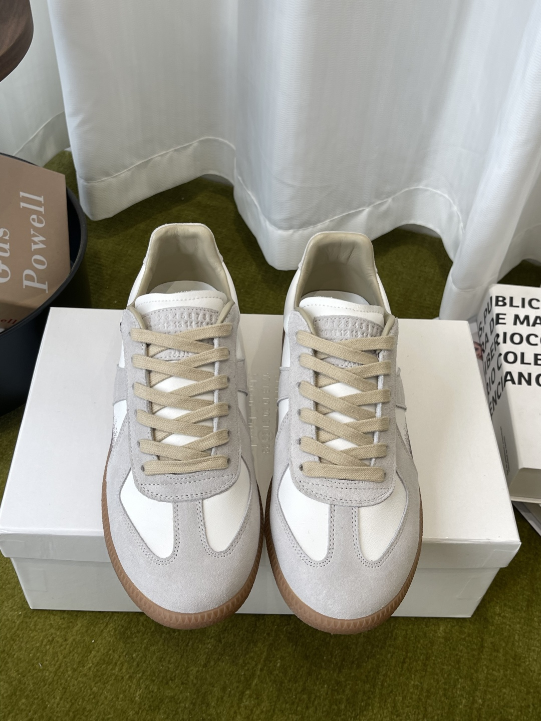 NO:905568,MaisonMargiela MM6 Classic moral training shoes, casual sports shoes, couple models, ghost designer brand, an affordable luxury brand. This German training shoe continues the classic T-shaped leather splicing design. It has been carefully improved many times by the design team. The soft and delicate characteristics are combined with the fashionable fabric surface, making it ultra-soft and comfortable while maintaining good breathability. Comfort and texture go hand in hand, making it easy to wear any combination in all seasons.  Original custom-made imported cowhide/suede/canvas lining, imported soft sheepskin lining, original open-molded rubber wear-resistant tendon bottom, size female 35-40 / male 39-45 (female 40, male 45 custom-made, non-returnable), casual shoes/sports shoes, masion margiela, masion margiela, sneakers, cowhide, sheepskin, chamois leather19860909MaisonMargiela MM6 马吉拉 经典德训鞋 休闲运动鞋 情侣款 鬼才设计师品牌一个轻奢品牌 这一款德国训练鞋延续了经典的T形真皮拼接设计 经过设计团队多次的精心改良 柔软细腻的特点与时尚潮流的布面相结合 使其既有超高的柔软舒适度 又同时保持不错的透气性能~舒适与质感并行 轻松驾驭四季穿着任何搭配 原版定制进口牛皮/麂皮/帆布 内里 进口柔软羊皮里 原版开模橡胶耐磨牛筋底 码数女35-40 / 男39-45 （女40 男45定做不退换）,休闲鞋/运动鞋,masion margiela,masion margiela,sneakers,cowhide,sheepskin,chamois leather,Women's Shoes