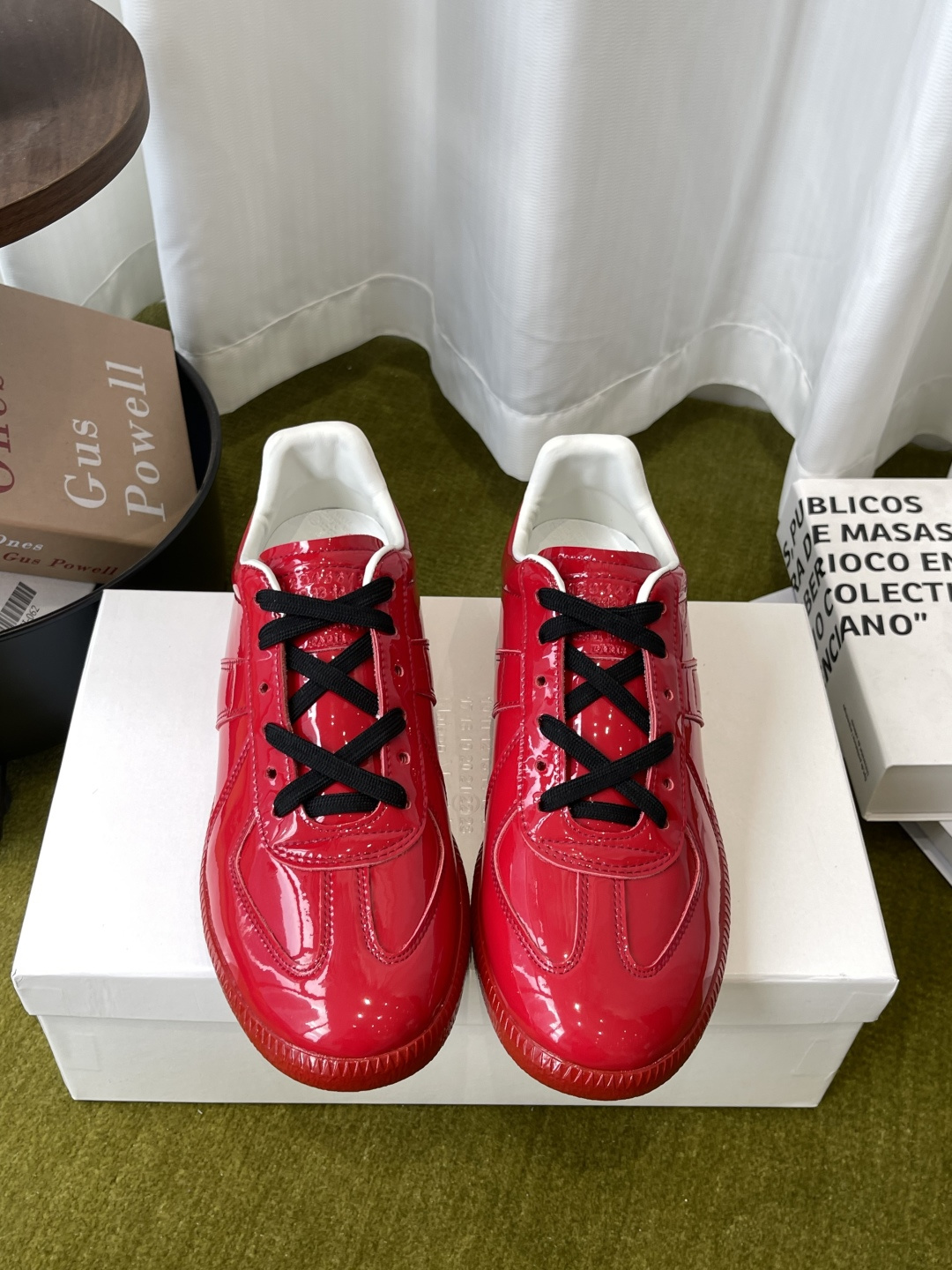 NO:905575,MaisonMargiela MM6 Classic moral training shoes, casual sports shoes, couples model, a genius designer brand, an affordable luxury brand. This German training shoe continues the classic T-shaped leather splicing design. It has been carefully improved many times by the design team. The soft and delicate characteristics are combined with the fashionable cloth surface, making it ultra-soft and comfortable while maintaining good breathability ~ Comfort and texture go hand in hand. Easily wear any combination in all seasons. Original customized imported patent leather lining  Imported soft sheepskin lining, original molded rubber wear-resistant beef tendon bottom, size female 35-40 / male 39-45 (female 40, male 45 custom-made, non-returnable), casual shoes/sports shoes, masion margiela, masion margiela, sneakers, sheepskin19860909MaisonMargiela MM6 马吉拉 经典德训鞋 休闲运动鞋 情侣款 鬼才设计师品牌一个轻奢品牌 这一款德国训练鞋延续了经典的T形真皮拼接设计 经过设计团队多次的精心改良 柔软细腻的特点与时尚潮流的布面相结合 使其既有超高的柔软舒适度 又同时保持不错的透气性能~舒适与质感并行 轻松驾驭四季穿着任何搭配 原版定制进口漆皮 内里 进口柔软羊皮里 原版开模橡胶耐磨牛筋底 码数女35-40 / 男39-45 （女40 男45定做不退换）,休闲鞋/运动鞋,masion margiela,masion margiela,sneakers,sheepskin,Women's Shoes