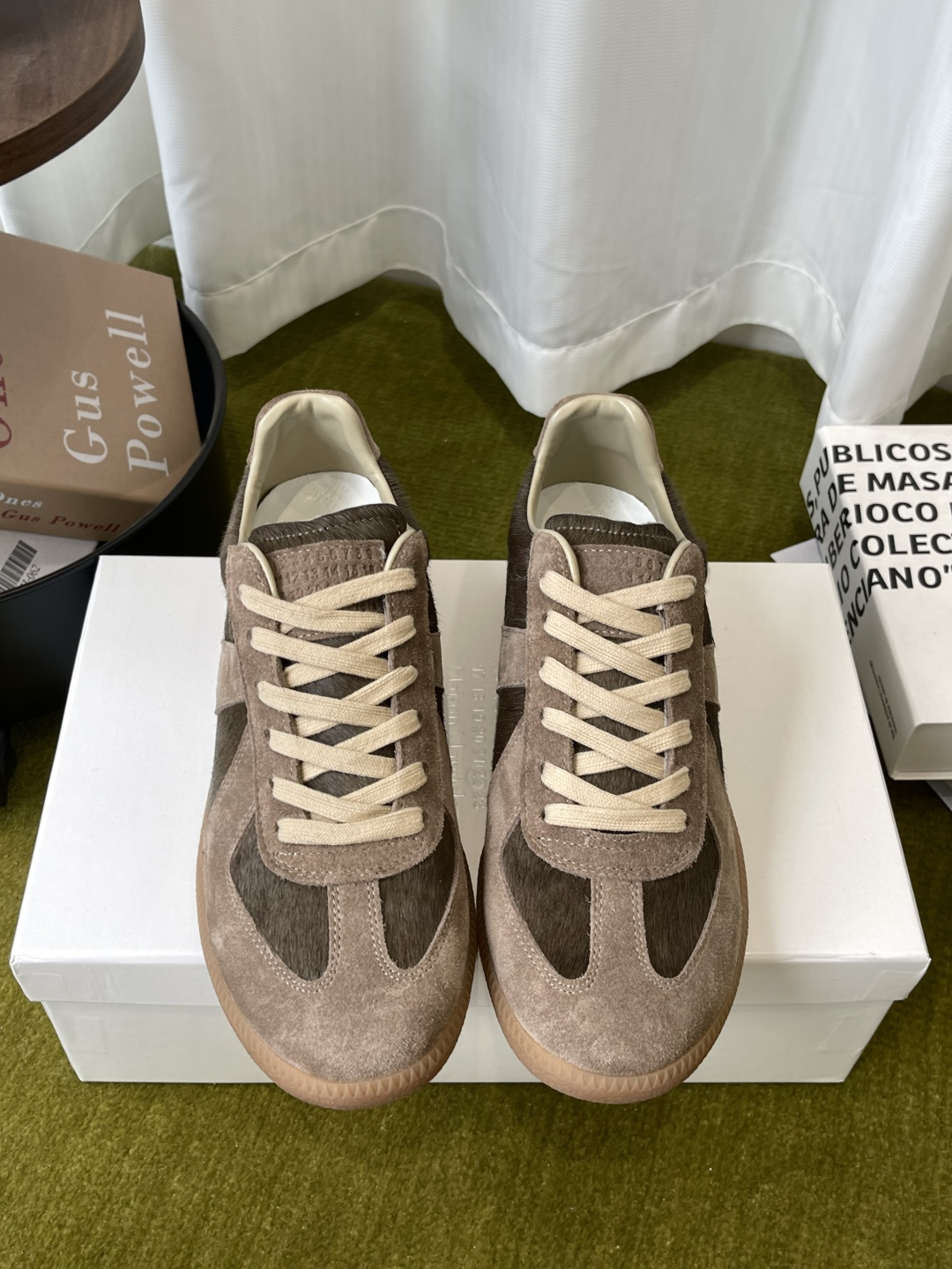 NO:905581,MaisonMargiela MM6 Classic moral training shoes, casual sports shoes, couple models, ghost designer brand, an affordable luxury brand. This German training shoe continues the classic T-shaped leather splicing design. It has been carefully improved many times by the design team. The soft and delicate characteristics are combined with the fashionable fabric surface, making it ultra-soft and comfortable while maintaining good breathability. Comfort and texture go hand in hand, making it easy to wear any combination in all seasons.  Original custom-made imported cowhide/suede/horse hair lining, imported soft sheepskin lining, original open-molded rubber wear-resistant tendon bottom, size female 35-40 / male 39-45 (female 40, male 45 custom-made, non-returnable), casual shoes/sports shoes, masion margiela, masion margiela, sneakers, cowhide, sheepskin, chamois leather19860909MaisonMargiela MM6 马吉拉 经典德训鞋 休闲运动鞋 情侣款 鬼才设计师品牌一个轻奢品牌 这一款德国训练鞋延续了经典的T形真皮拼接设计 经过设计团队多次的精心改良 柔软细腻的特点与时尚潮流的布面相结合 使其既有超高的柔软舒适度 又同时保持不错的透气性能~舒适与质感并行 轻松驾驭四季穿着任何搭配 原版定制进口牛皮/麂皮/马毛 内里 进口柔软羊皮里 原版开模橡胶耐磨牛筋底 码数女35-40 / 男39-45 （女40 男45定做不退换）,休闲鞋/运动鞋,masion margiela,masion margiela,sneakers,cowhide,sheepskin,chamois leather,Women's Shoes