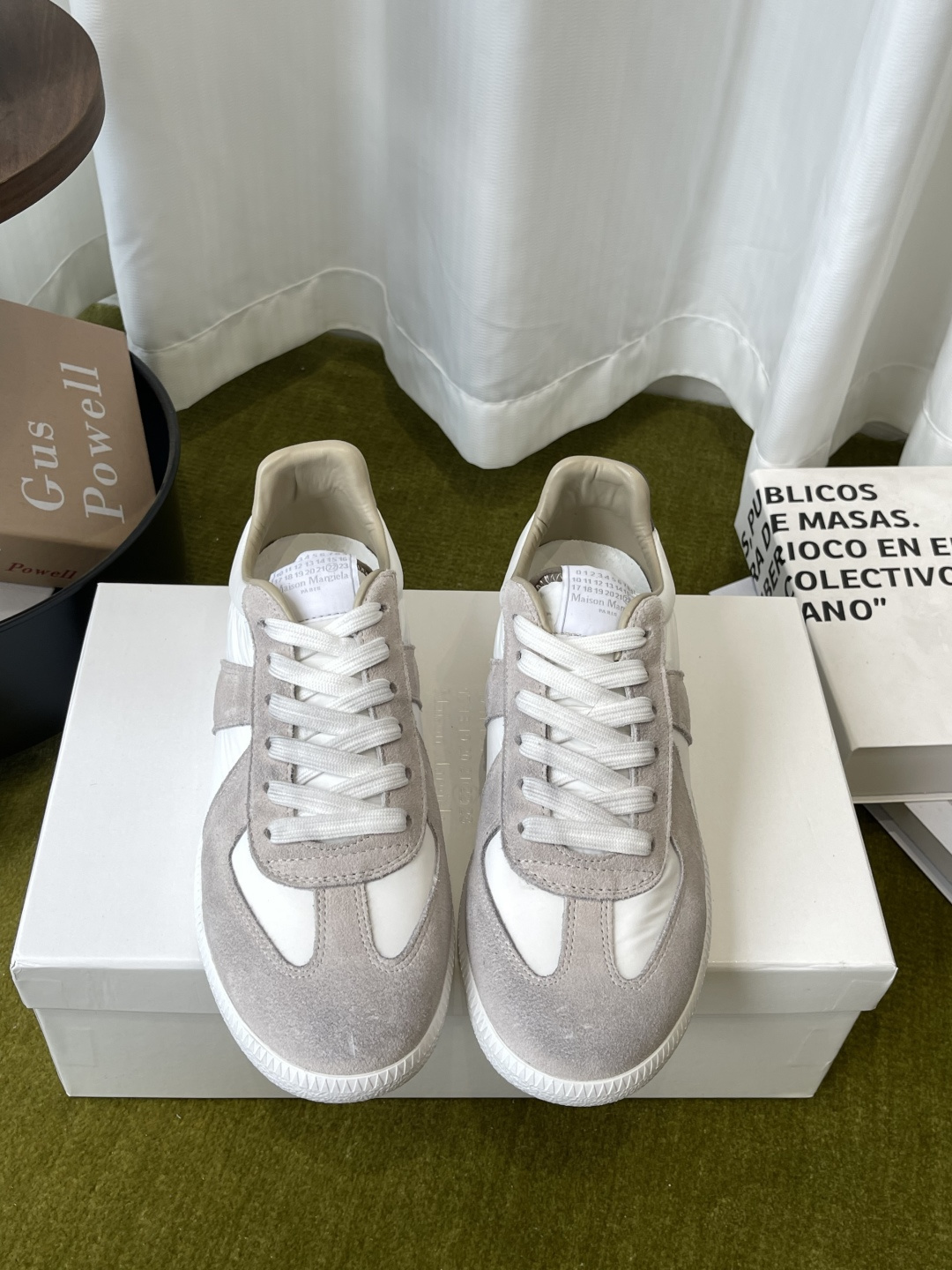 NO:905587,MaisonMargiela MM6 Classic moral training shoes, casual sports shoes, couple models, ghost designer brand, an affordable luxury brand. This German training shoe continues the classic T-shaped leather splicing design. It has been carefully improved many times by the design team. The soft and delicate characteristics are combined with the fashionable fabric surface, making it ultra-soft and comfortable while maintaining good breathability. Comfort and texture go hand in hand, making it easy to wear any combination in all seasons.  Original custom-made imported cowhide/suede/canvas lining, imported soft sheepskin lining, original open-molded rubber wear-resistant tendon bottom, size female 35-40 / male 39-45 (female 40, male 45 custom-made, non-returnable), casual shoes/sports shoes, masion margiela, masion margiela, sneakers, cowhide, sheepskin, chamois leather19860909MaisonMargiela MM6 马吉拉 经典德训鞋 休闲运动鞋 情侣款 鬼才设计师品牌一个轻奢品牌 这一款德国训练鞋延续了经典的T形真皮拼接设计 经过设计团队多次的精心改良 柔软细腻的特点与时尚潮流的布面相结合 使其既有超高的柔软舒适度 又同时保持不错的透气性能~舒适与质感并行 轻松驾驭四季穿着任何搭配 原版定制进口牛皮/麂皮/帆布 内里 进口柔软羊皮里 原版开模橡胶耐磨牛筋底 码数女35-40 / 男39-45 （女40 男45定做不退换）,休闲鞋/运动鞋,masion margiela,masion margiela,sneakers,cowhide,sheepskin,chamois leather,Women's Shoes