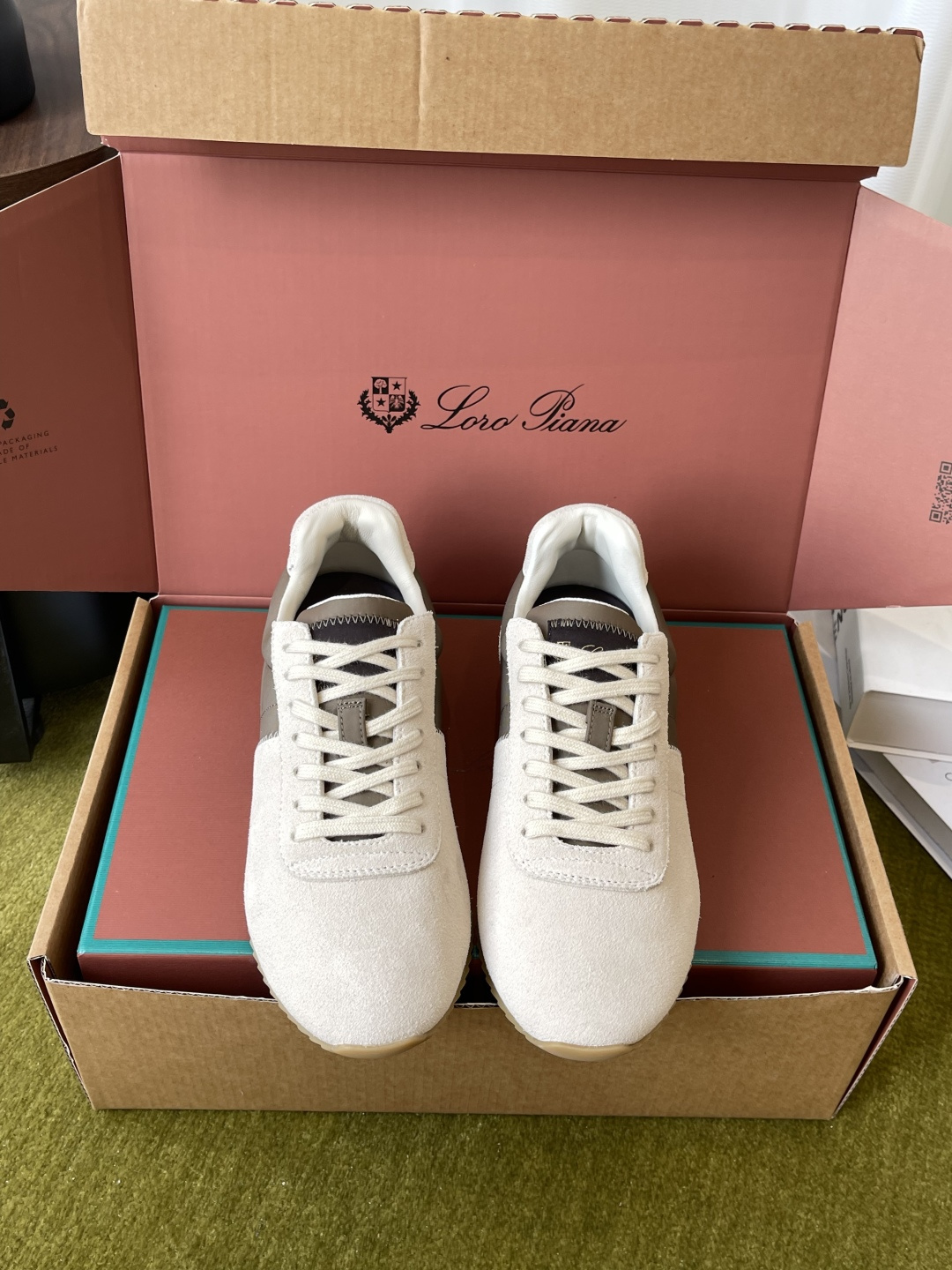 NO:922509,Top quality Loro Piana Walk Wish new sneakers Imported high mercerized suede stitched calf leather casual shoes This sneaker redefines the iconic 360 LP with a modern perspective. It adopts a new shape and a wider silhouette design to create an extraordinary comfortable wearing experience. The ultra-light sole creates a charming modern aesthetic and is very comfortable to wear. The fabric is imported high mercerized suede/first-layer cowhide, lined with sheepskin lining/foot pads.  Original wear-resistant rubber outsole Couple Size: 35-45 (female 41, male 45 non-returnable) Full set of exquisite packaging #, casual shoes/sports shoes, loro piana, loro piana, sneakers, cowhide, sheepskin19860909顶级品质 Loro Piana 诺悠翩雅 Walk Wish新款运动鞋 进口高丝光反绒皮拼接小牛皮革休闲鞋 这款运动鞋以现代视角重新定义标志性360 LP采用全新外形和更宽大的廓形设计 营造超凡舒适的穿着体验 超轻鞋底营造迷人的现代美感 穿着非常有舒适感 面料进口高丝光反绒皮/头层牛皮 里衬羊皮内里/垫脚 鞋底原版耐磨橡胶大底 情侣Size: 35-45（女41 男45 不退换） 全套精美包装#,休闲鞋/运动鞋,loro piana,loro piana,sneakers,cowhide,sheepskin,Women's Shoes