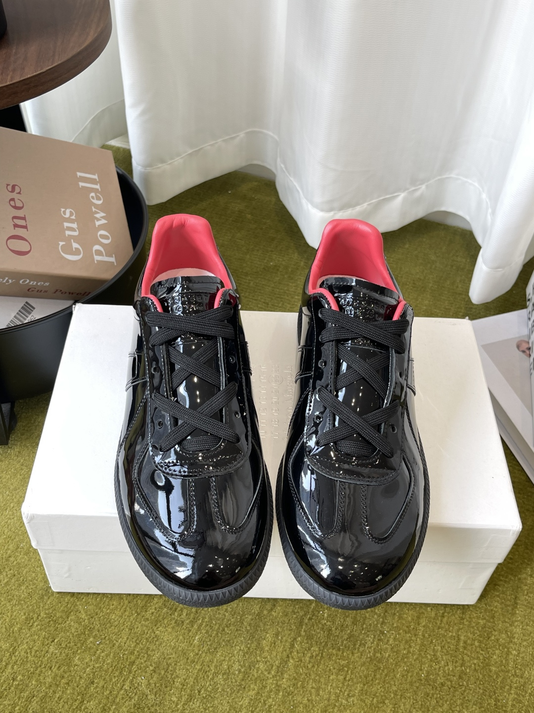 NO:921820,MaisonMargiela MM6 Classic moral training shoes, casual sports shoes, couples model, a genius designer brand, an affordable luxury brand. This German training shoe continues the classic T-shaped leather splicing design. It has been carefully improved many times by the design team. The soft and delicate characteristics are combined with the fashionable cloth surface, making it ultra-soft and comfortable while maintaining good breathability ~ Comfort and texture go hand in hand. Easily wear any combination in all seasons. Original customized imported patent leather lining  Imported soft sheepskin lining, original molded rubber wear-resistant beef tendon bottom, size female 35-40 / male 39-45 (female 40, male 45 custom-made, non-returnable), casual shoes/sports shoes, masion margiela, masion margiela, sneakers, sheepskin19860909MaisonMargiela MM6 马吉拉 经典德训鞋 休闲运动鞋 情侣款 鬼才设计师品牌一个轻奢品牌 这一款德国训练鞋延续了经典的T形真皮拼接设计 经过设计团队多次的精心改良 柔软细腻的特点与时尚潮流的布面相结合 使其既有超高的柔软舒适度 又同时保持不错的透气性能~舒适与质感并行 轻松驾驭四季穿着任何搭配 原版定制进口漆皮 内里 进口柔软羊皮里 原版开模橡胶耐磨牛筋底 码数女35-40 / 男39-45 （女40 男45定做不退换）,休闲鞋/运动鞋,masion margiela,masion margiela,sneakers,sheepskin,Women's Shoes