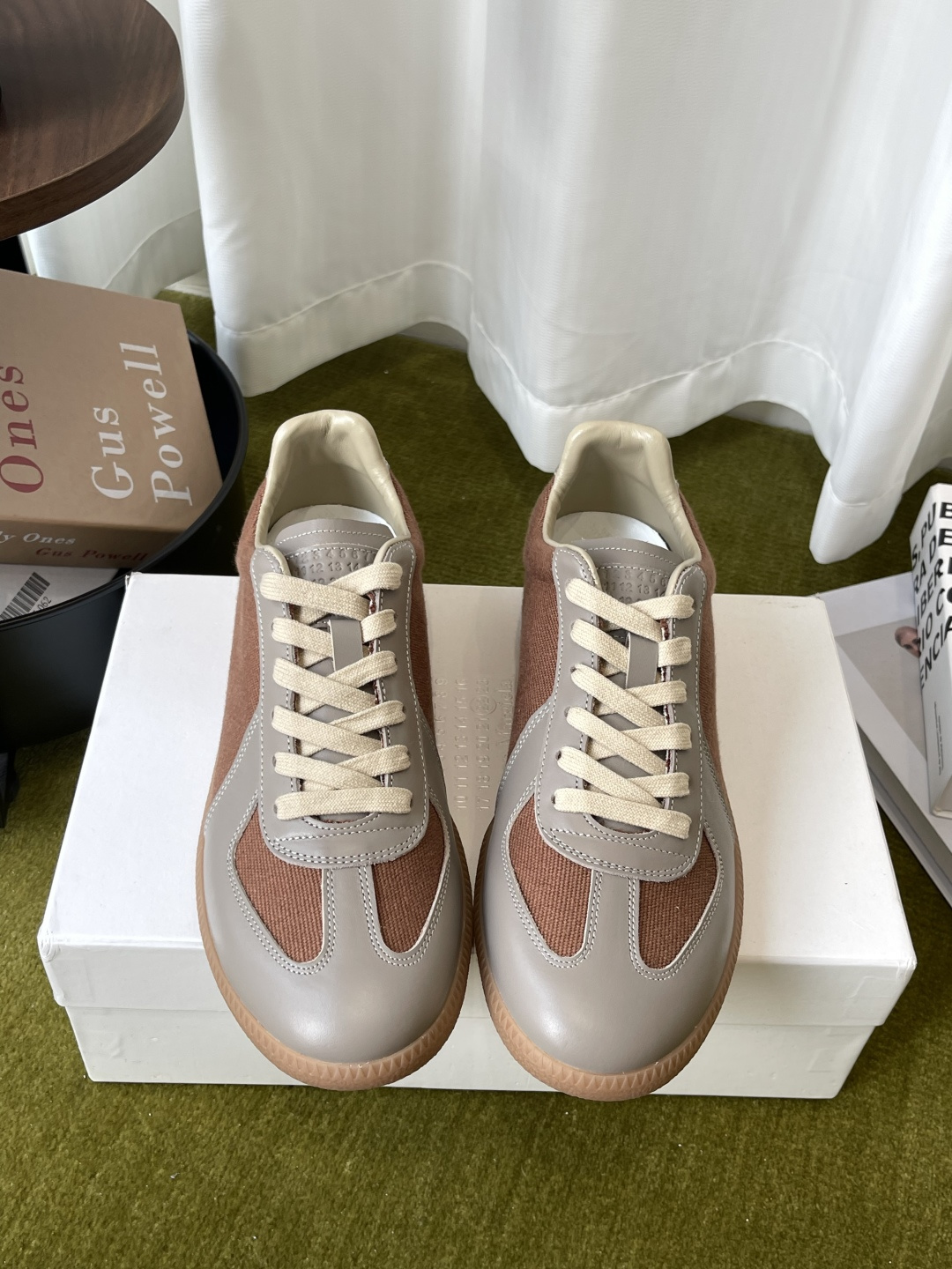 NO:921825,MaisonMargiela MM6 Classic moral training shoes, casual sports shoes, couple models, ghost designer brand, an affordable luxury brand. This German training shoe continues the classic T-shaped leather splicing design. It has been carefully improved many times by the design team. The soft and delicate characteristics are combined with the fashionable fabric surface, making it ultra-soft and comfortable while maintaining good breathability. Comfort and texture go hand in hand, making it easy to wear any combination in all seasons.  Original custom-made imported cowhide/suede/canvas lining, imported soft sheepskin lining, original open-molded rubber wear-resistant tendon bottom, size female 35-40 / male 39-45 (female 40, male 45 custom-made, non-returnable), casual shoes/sports shoes, masion margiela, masion margiela, sneakers, cowhide, sheepskin, chamois leather19860909MaisonMargiela MM6 马吉拉 经典德训鞋 休闲运动鞋 情侣款 鬼才设计师品牌一个轻奢品牌 这一款德国训练鞋延续了经典的T形真皮拼接设计 经过设计团队多次的精心改良 柔软细腻的特点与时尚潮流的布面相结合 使其既有超高的柔软舒适度 又同时保持不错的透气性能~舒适与质感并行 轻松驾驭四季穿着任何搭配 原版定制进口牛皮/麂皮/帆布 内里 进口柔软羊皮里 原版开模橡胶耐磨牛筋底 码数女35-40 / 男39-45 （女40 男45定做不退换）,休闲鞋/运动鞋,masion margiela,masion margiela,sneakers,cowhide,sheepskin,chamois leather,Women's Shoes