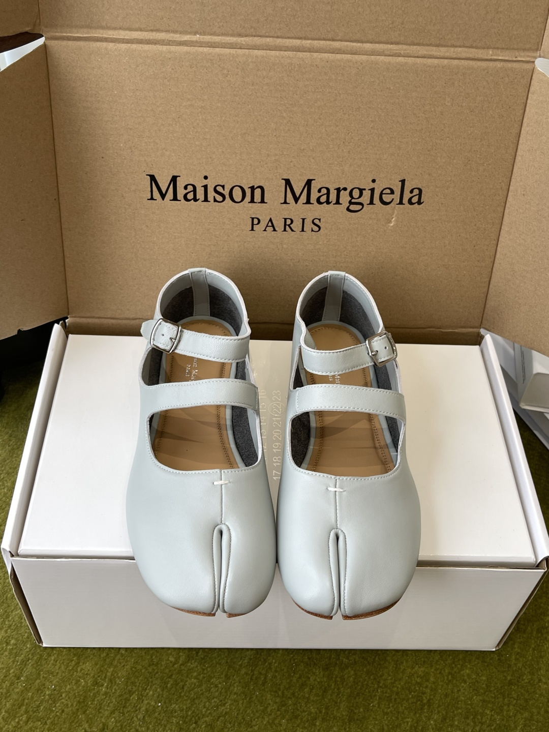 NO:921812,Maison Margiela MM6 26ss summer new split-toe Mary Jane shoes have a sense of avant-garde artistic atmosphere. The iconic split-toe design is highly recognizable. The double-line strap replicates the classic Mary Jane version. Retro style and niche design are combined, low-key and full of unique charm. Perfect for daily travel, shopping and shopping, and light commuting. Sheepskin upper, cowhide lining, Italian leather outsole  Size 35-40 (40 customized), split-toe shoes, masion margiela, masion margiela, mary jane, cowhide, sheepskin, Leather soles19860909Maison Margiela MM6 马吉拉 26ss夏季新款分趾 玛丽珍鞋  自带先锋艺术氛围感 标志性分趾设计极具辨识度 双道一字绊带复刻经典玛丽珍版型 复古格调与小众设计相互融合 低调又充满独特韵味 日常出行 逛街探店 轻通勤场景都能完美适配 鞋面羊皮 内里牛皮 意大利真皮大底 码数35-40（40定做）,分趾鞋,masion margiela,masion margiela,mary jane,cowhide,sheepskin,Leather soles,Women's Shoes