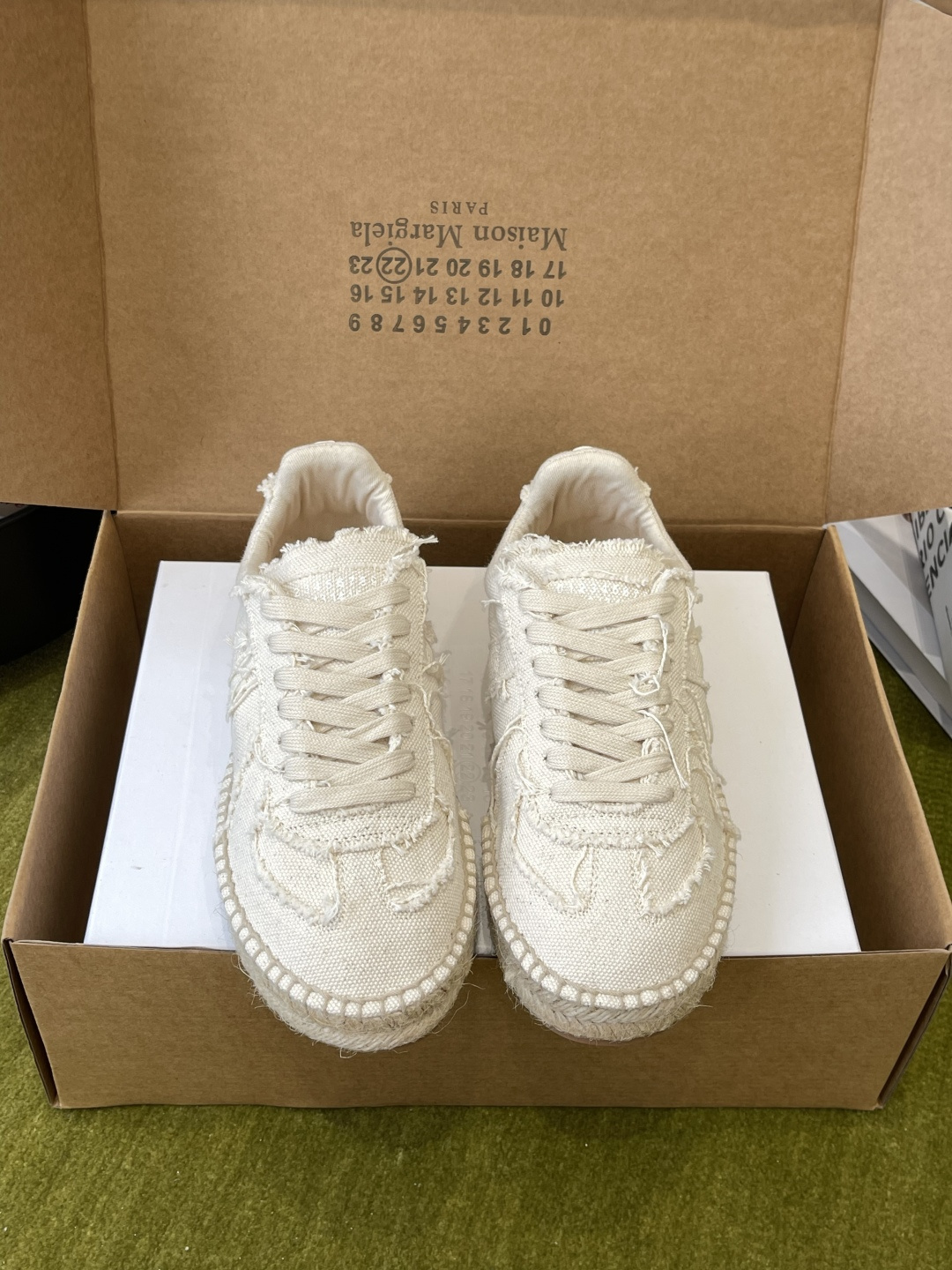 NO:921808,Maison Margiela MM6 Margiela 26ss latest style distressed straw moral training shoes, focusing on deconstructed retro, wasteland relaxed style, integrating the moral training shoe version and straw fisherman soles. The upper is made of washed canvas fabric. The whole body raw edges are torn stitching process to deliberately create a worn retro texture. It retains the classic moral training streamline shoe shape. Only the tongue is darkly printed with the logo. In line with Margiela's minimalist deconstructed design language. A circle of hand-woven natural raffia edging.  The hemp rope texture is breathable and lightweight. It weakens the heavy feeling of sports shoes. It has a holiday and Japanese style relaxed atmosphere. The bottom rubber anti-slip insole takes into account both comfort and wear resistance. Size 35-40 (40 customized), casual shoes/sports shoes, masion margiela, masion margiela, sneakers, espadrilles, espadrilles19860909Maison Margiela MM6马吉拉 26ss最新款 做旧 草编德训鞋  主打解构复古、废土松弛风 融合德训鞋版型与草编渔夫鞋底 鞋面采用水洗帆布面料 全身毛边撕裂车线工艺 刻意营造磨损复古质感 保留经典德训流线鞋型 仅鞋舌暗印标识 符合马吉拉极简解构设计语言 一圈手工编织天然拉菲草包边 麻绳纹理透气轻便 弱化运动鞋厚重感 自带度假、日系松弛氛围 底层橡胶防滑内底 兼顾舒适度与耐磨性码数35-40（40定做）,休闲鞋/运动鞋,masion margiela,masion margiela,sneakers,espadrilles,espadrilles,Women's Shoes