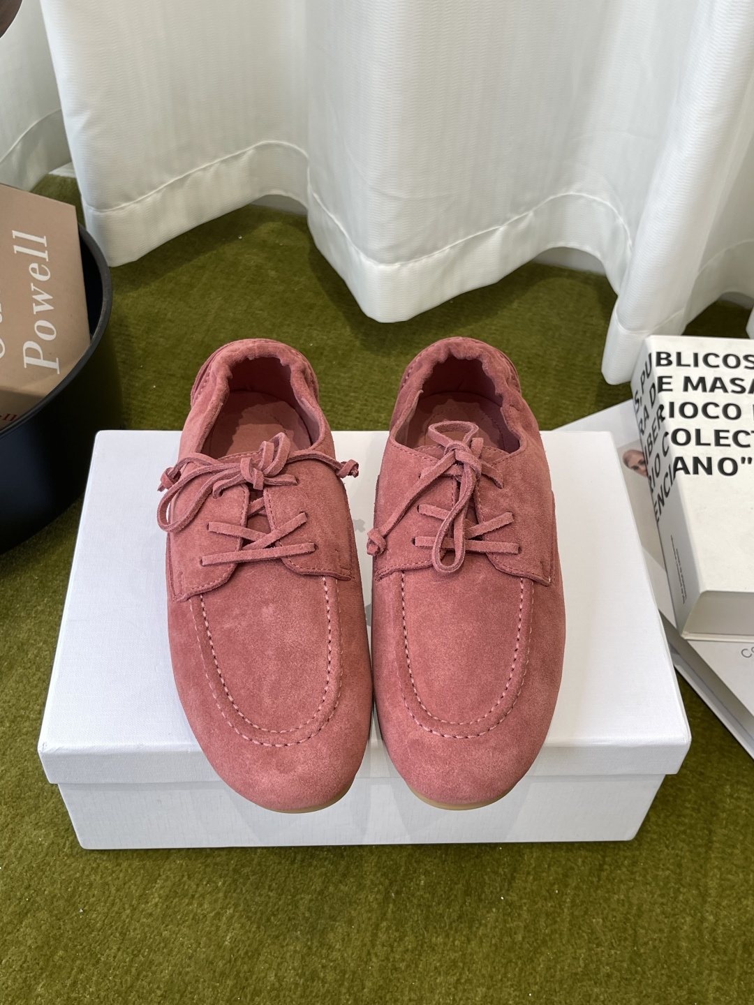 NO:924300,Celine Celine 26ss new summer style lace-up loafers. Pleated lace-up loafers with a relaxed and retro atmosphere. Round and plump round-toe shape. The heel is elasticated and pleated. The lace-up design is casual and casual. The body line of the shoe is soft and loose. It accommodates various foot types. It takes into account both lazy adjustability and upper foot comfort. If you want a pair of everyday loafers with a full atmosphere, this pleated lace-up style is the best choice for travel.  High mercerized cow suede upper, velvet lining, original molded rubber outsole, size 35-40 (customized for 40), loafers, celine, celine, loafers19860909Celine 赛琳 26ss夏季新款 系带乐福鞋 自带松弛慵懒复古氛围感的褶皱系带乐福鞋 圆润饱满的圆头鞋型 后跟做了松紧褶皱收口 系带设计随性休闲 鞋身线条柔和宽松 包容各种脚型 兼顾慵懒调性与上脚舒适度 想要一双氛围感满满的日常乐福鞋 这款褶皱系带款是出行穿搭的优选单品 鞋面高丝光牛反绒 内里绒里 原版开模橡胶大底 码数35-40（40定做）,乐福鞋,celine,celine,loafers,Women's Shoes
